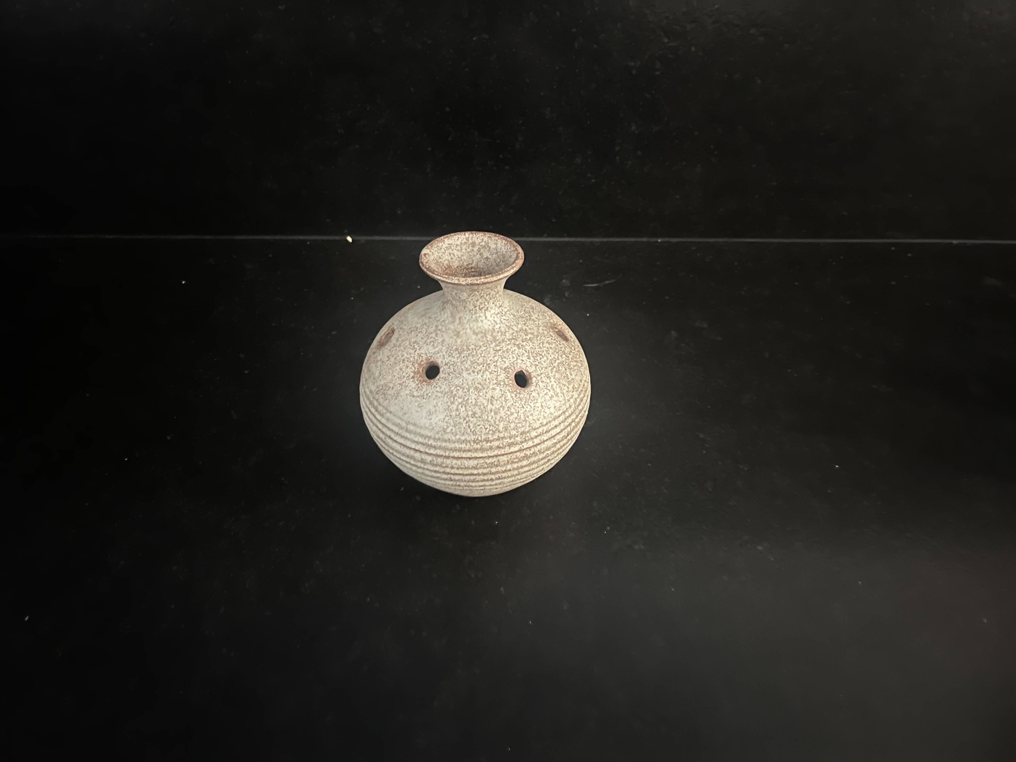 Vase pique-fleurs en grès Vallauris