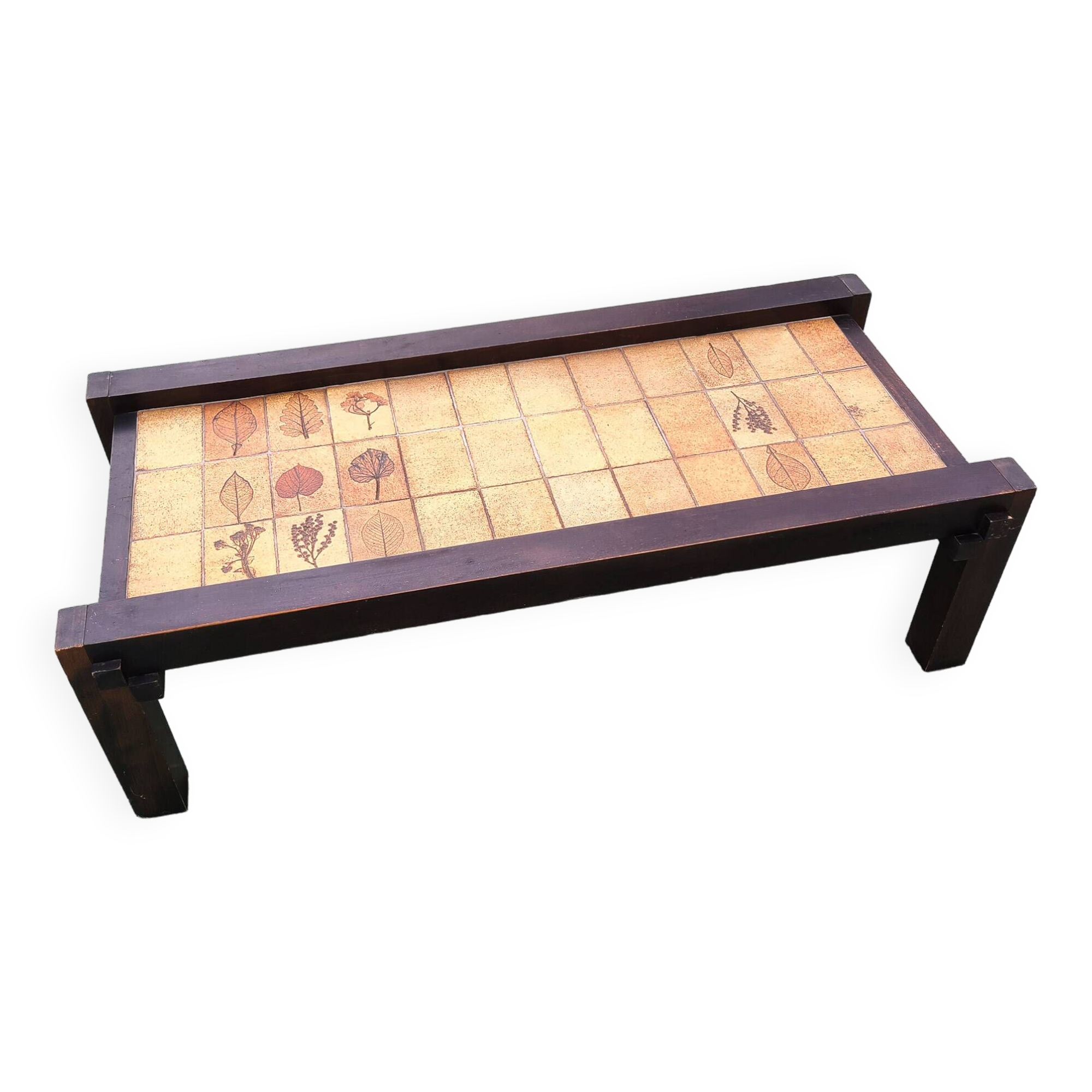 Coffee table with ceramic foliage decor