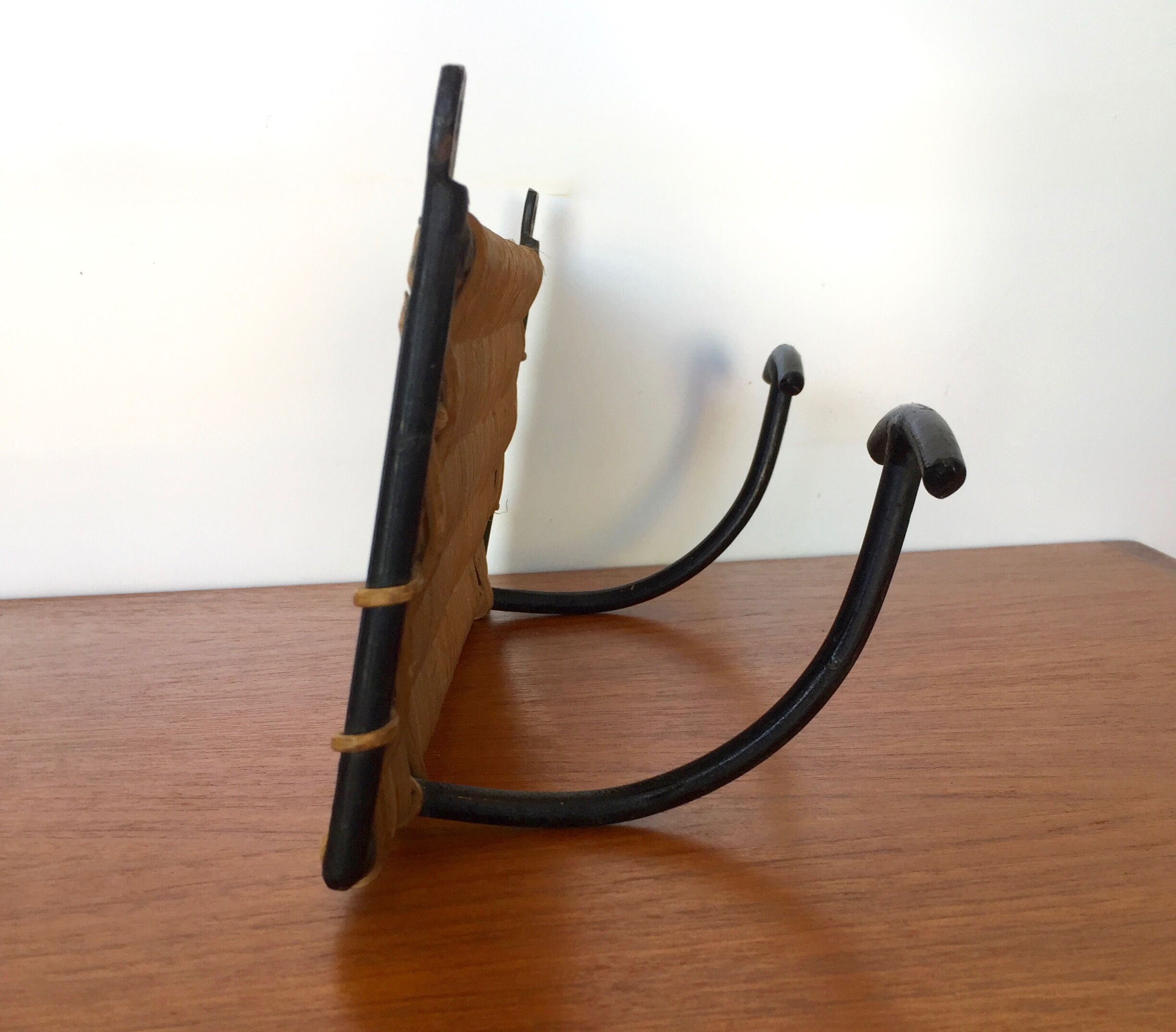 Coatrack 2 metal and wicker pads
