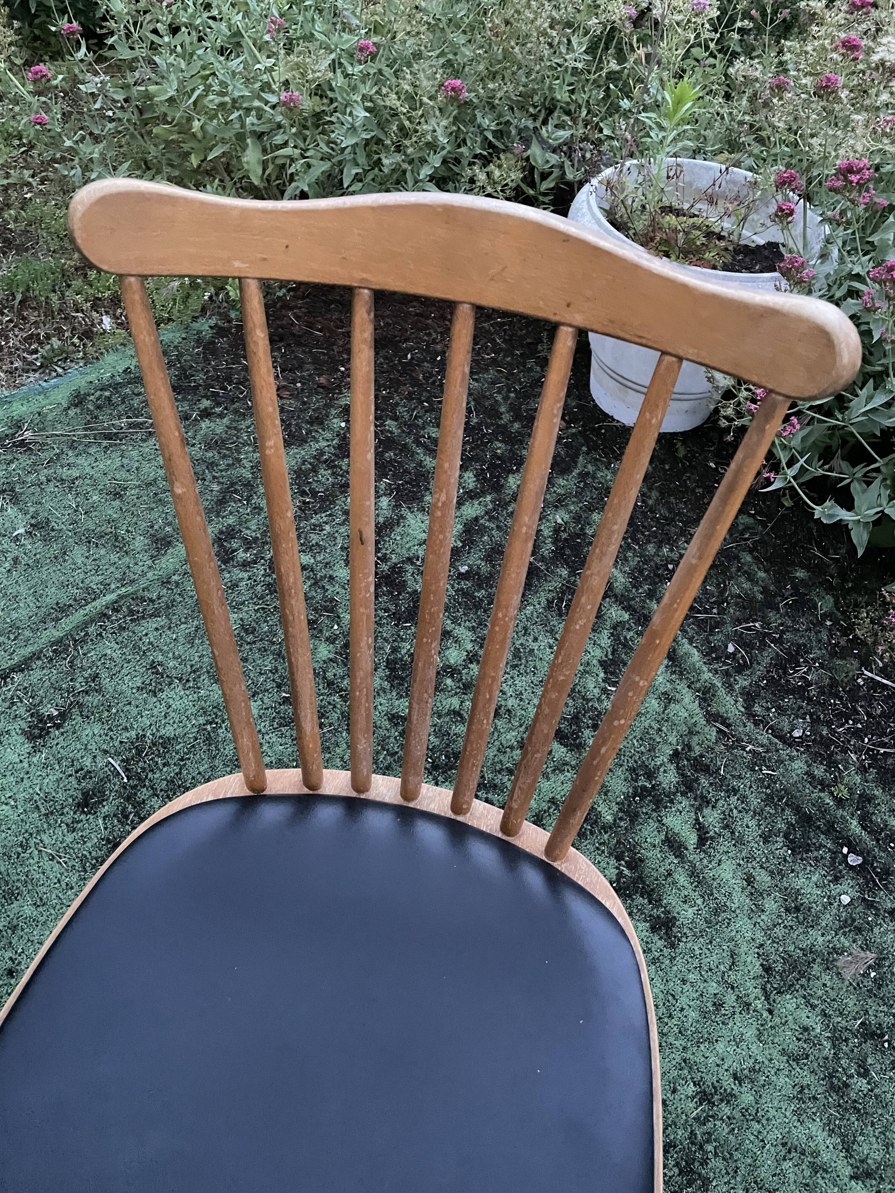 Chaise Baumann modèle menuet assise simili cuir noir