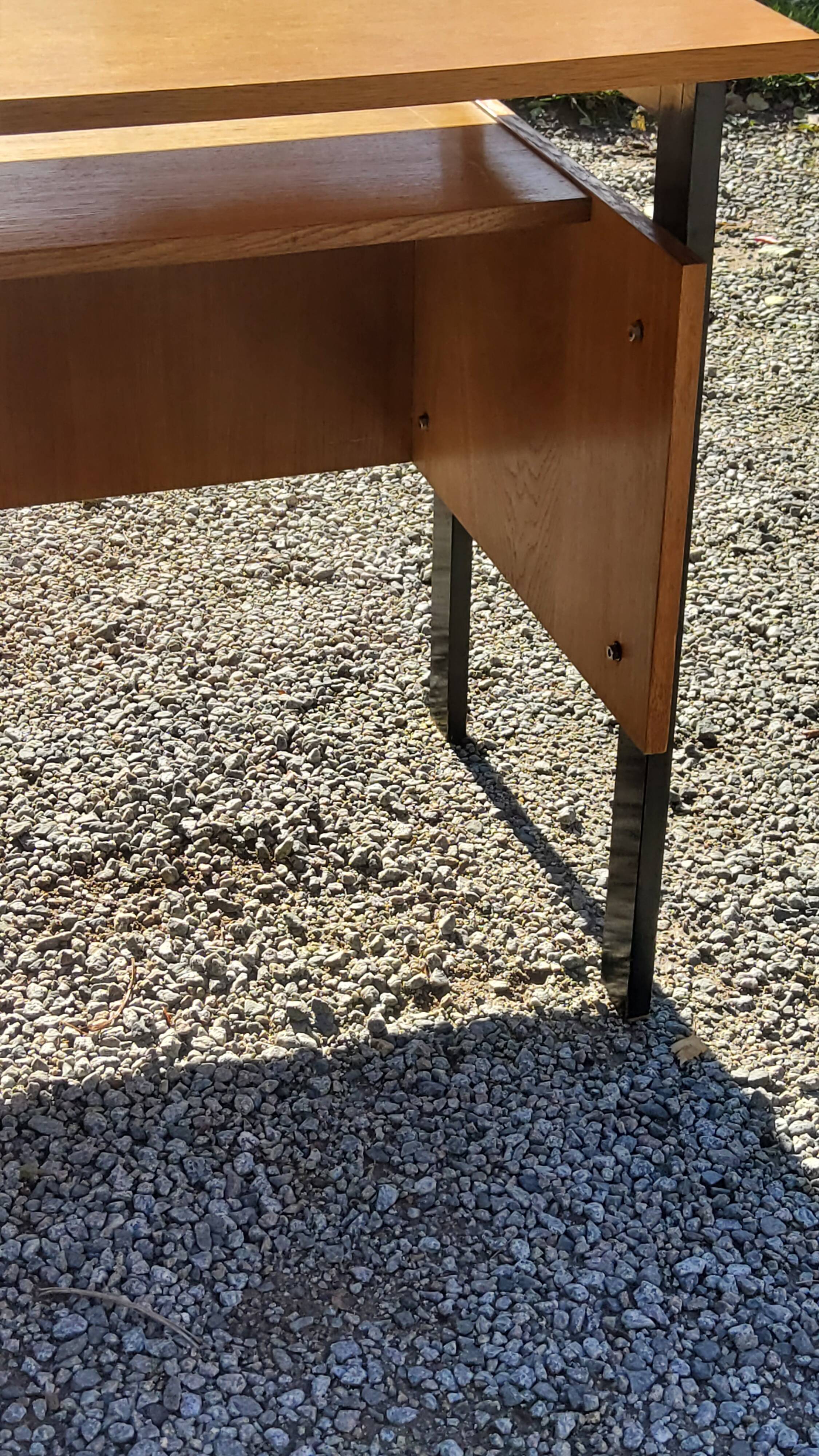 Bureau vintage en chêne blond piètement en bois noirci des années 50
