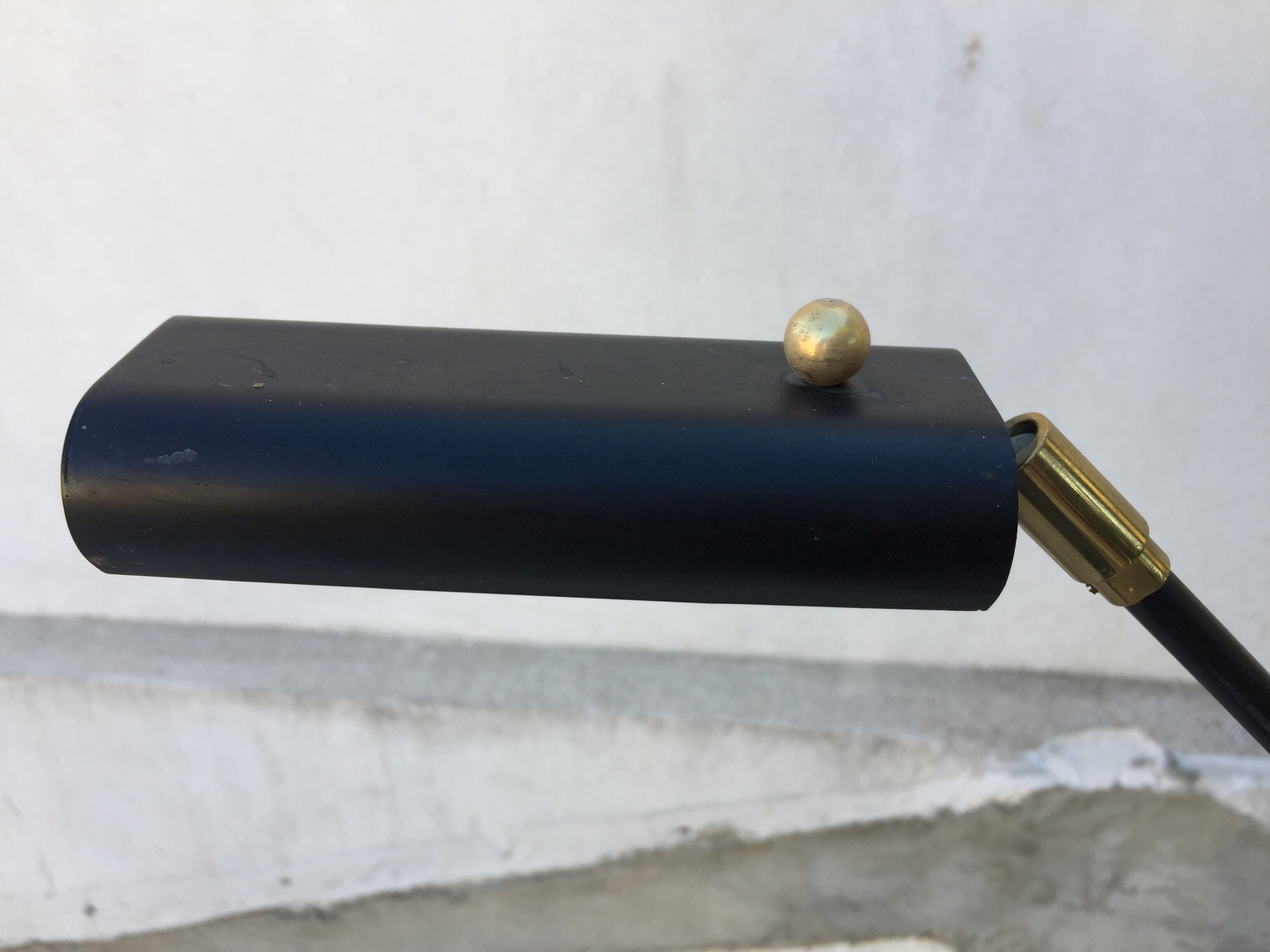 Hallogenous floor lamp with articulated arm