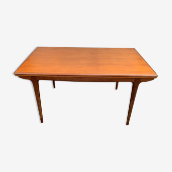 Extendable vintage scandinavian dining table