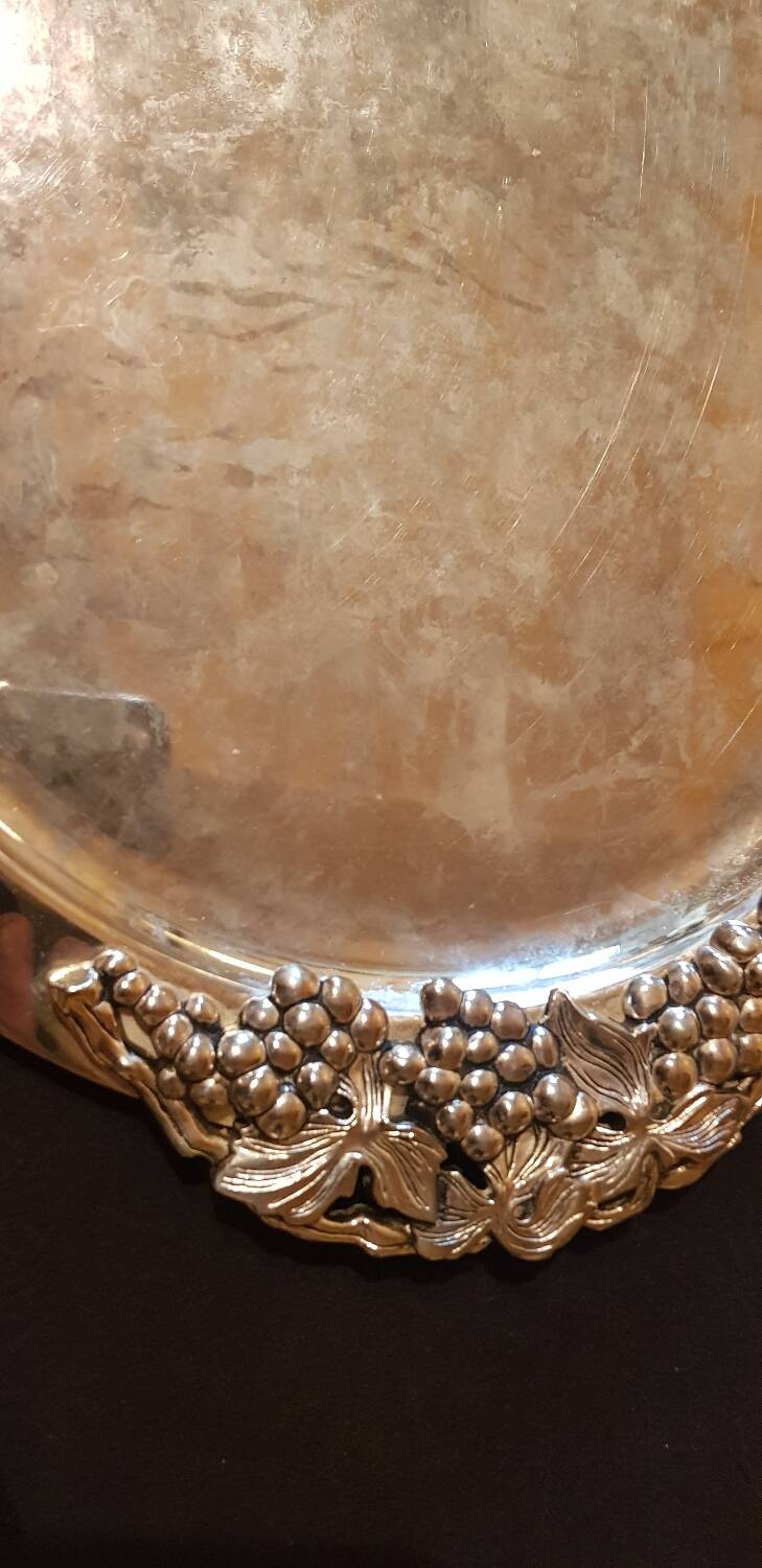 Grand plateau en métal argenté. Décor aux raisins.