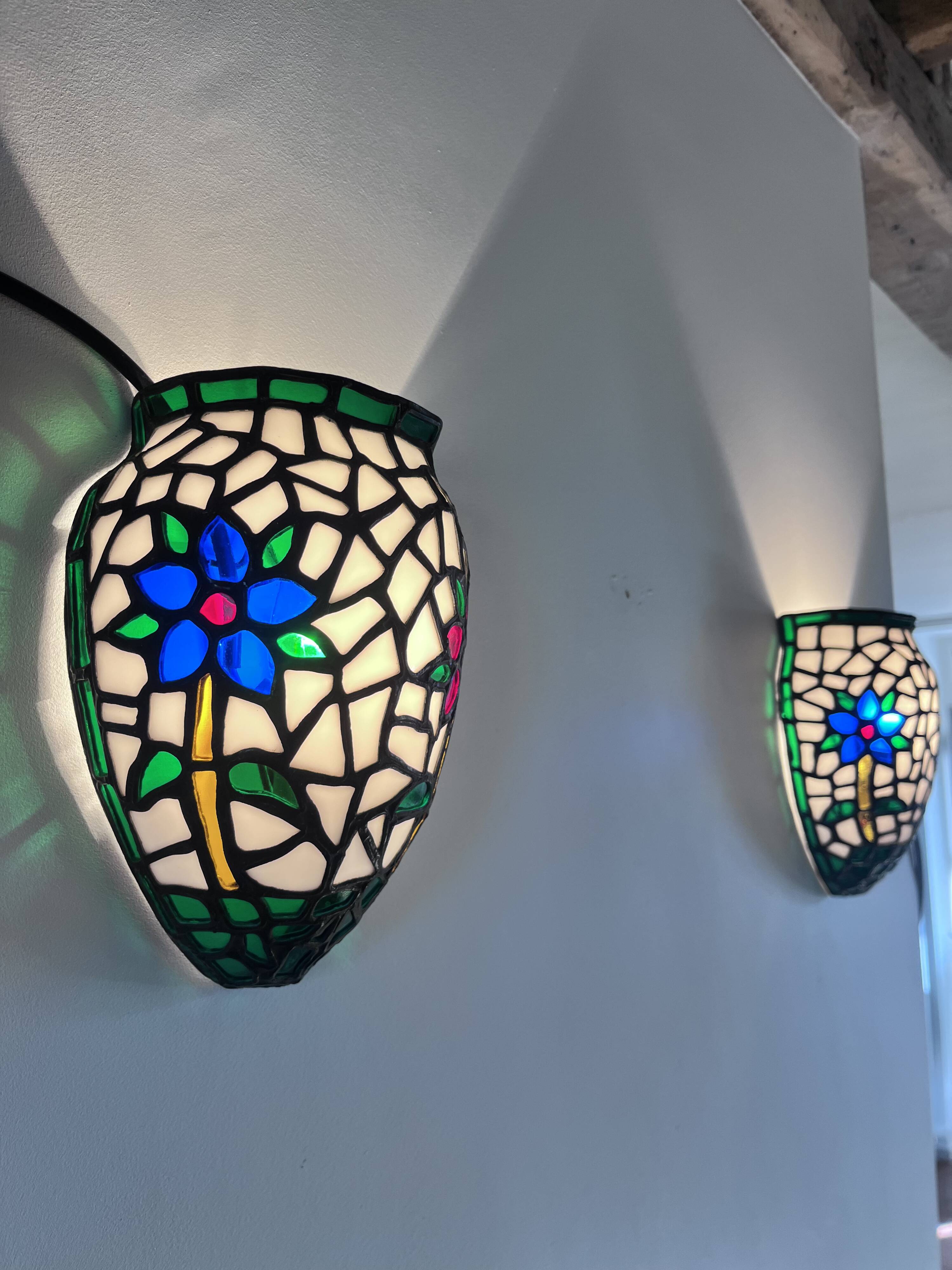 Paire d’appliques murales style Tiffany en mosaïque de verre coloré
