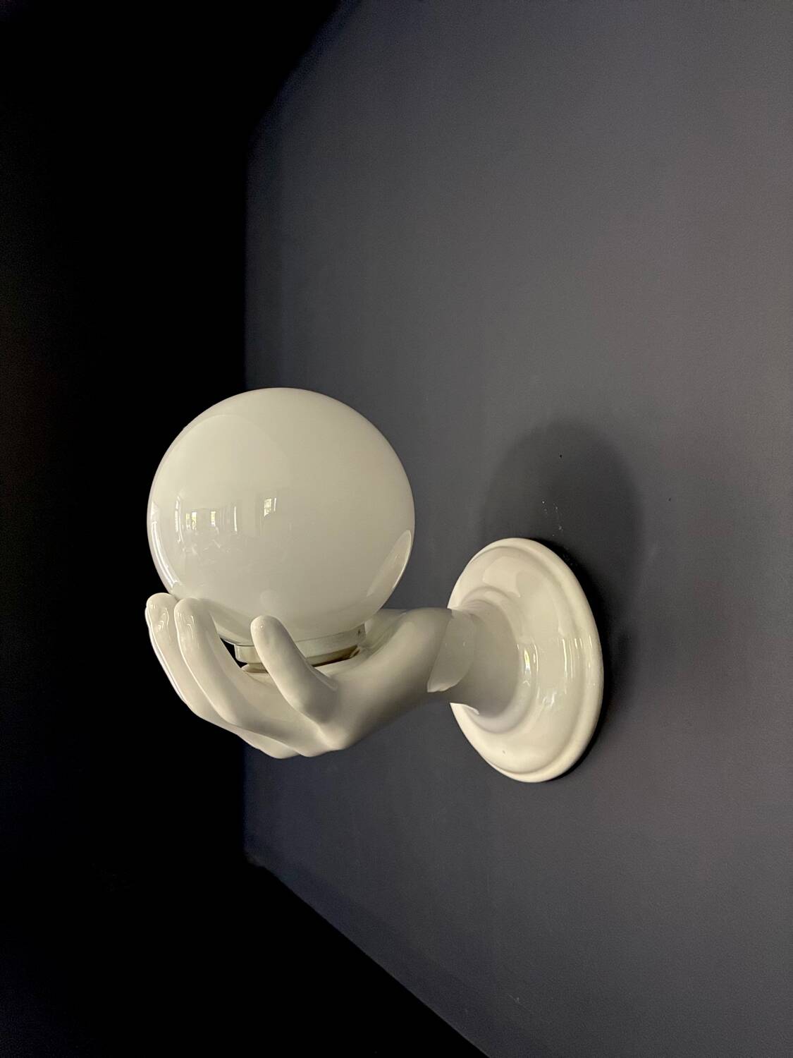 Pair of Pop Art "Globes on hands" ceramic wall lights - 1980.