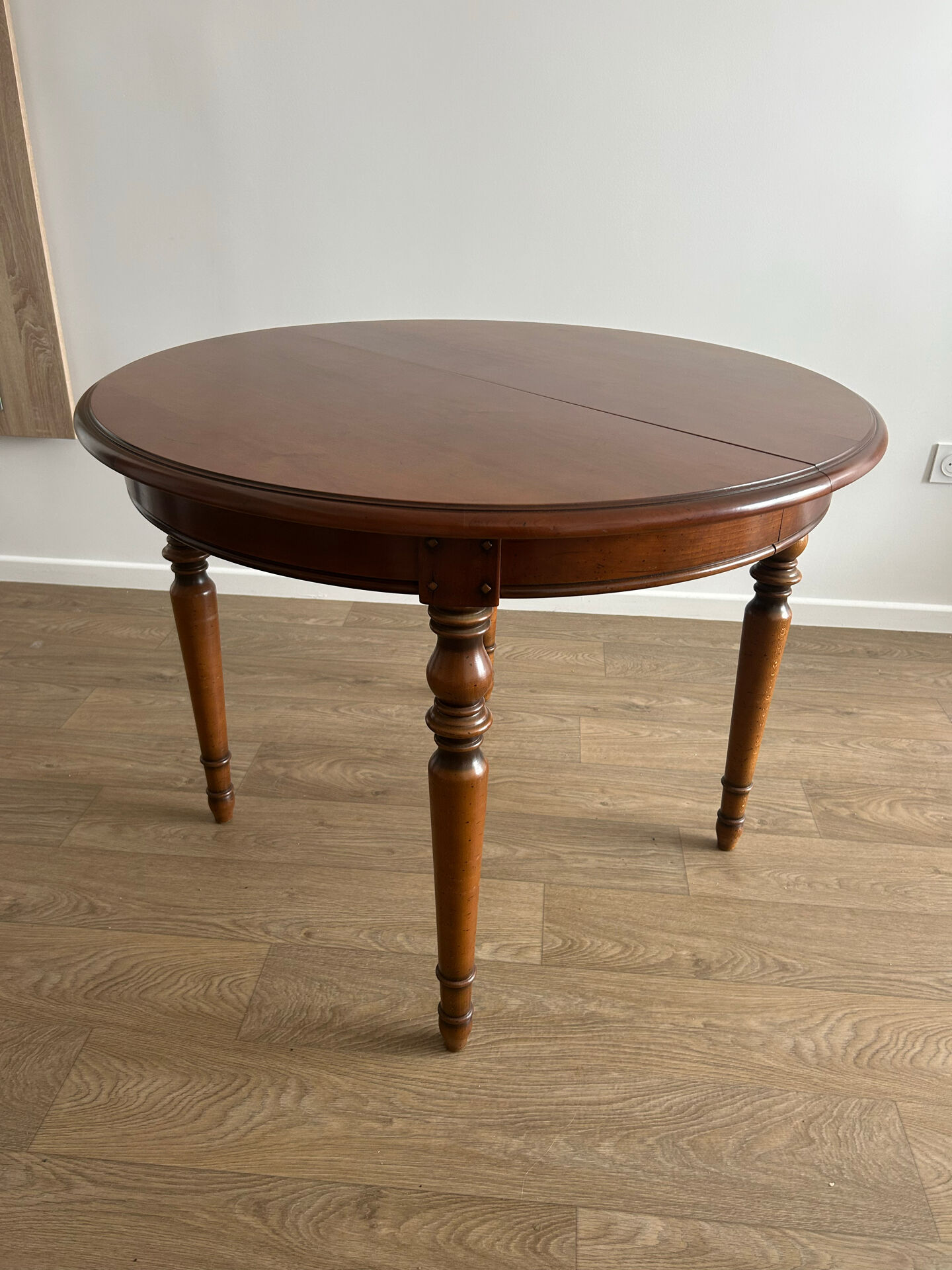 Round table in cherry wood - classic and timeless style