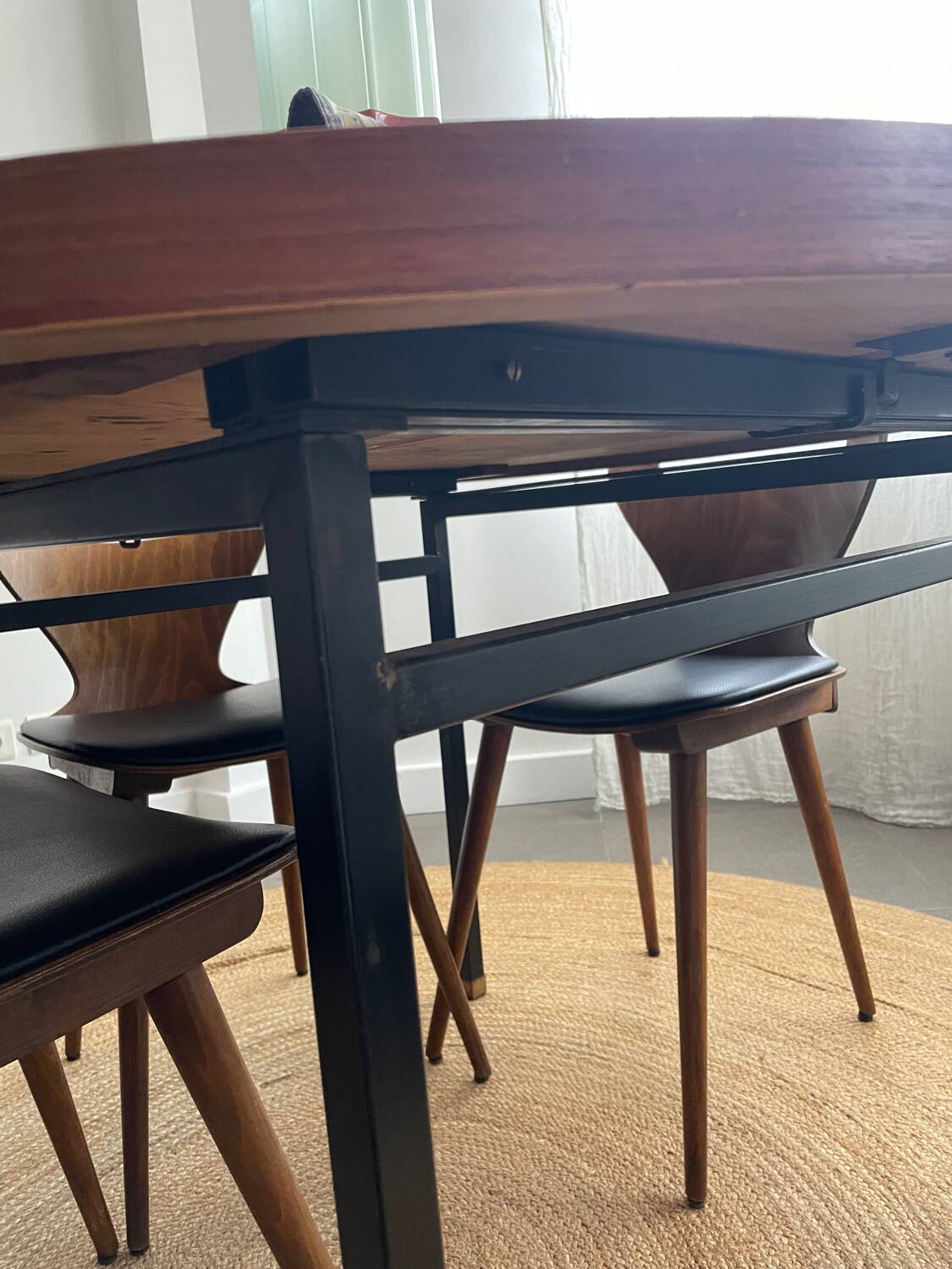 Table ronde en teck années 60