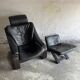 Fauteuil vintage scandinave en cuir noir avec repose-pieds — Structure en bois massif foncé, style moderne du milieu du siècle
