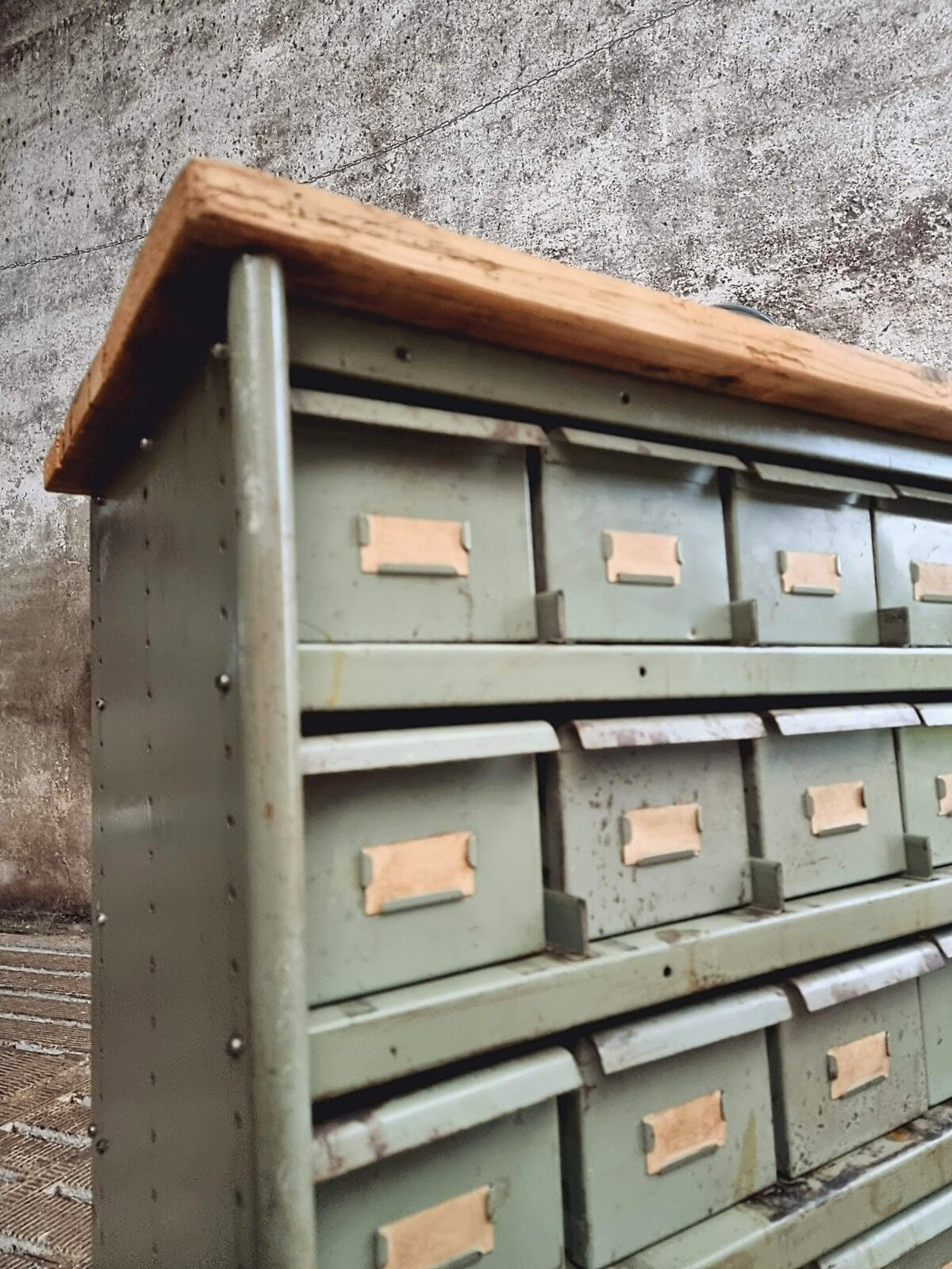 Commode industrielle vert olive
