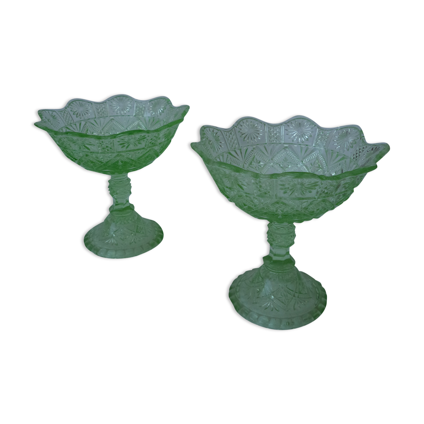 Paire de coupes drageoirs en verre pressé taillé vert absinthe