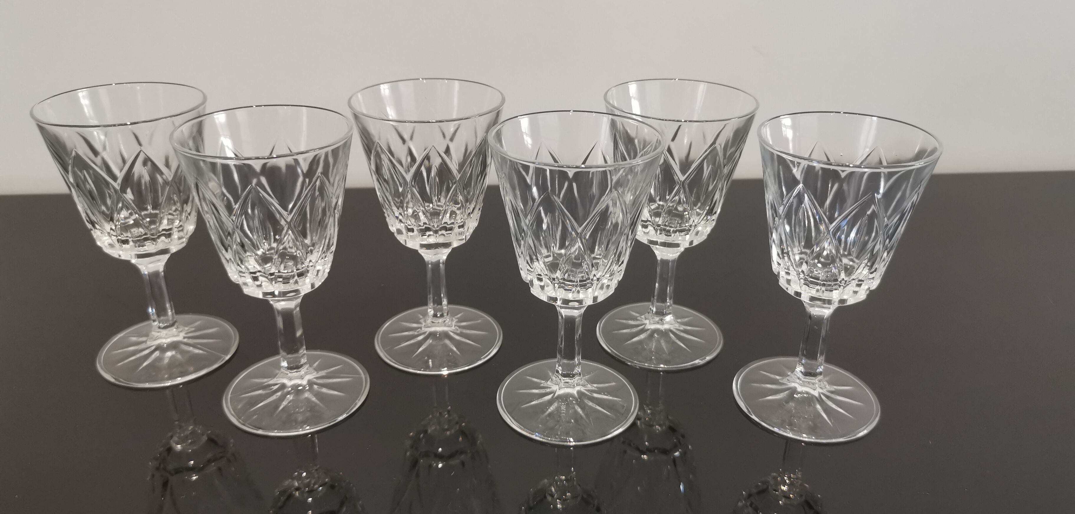 Set of 6 foot glasses in vintage shell chiseled crystal