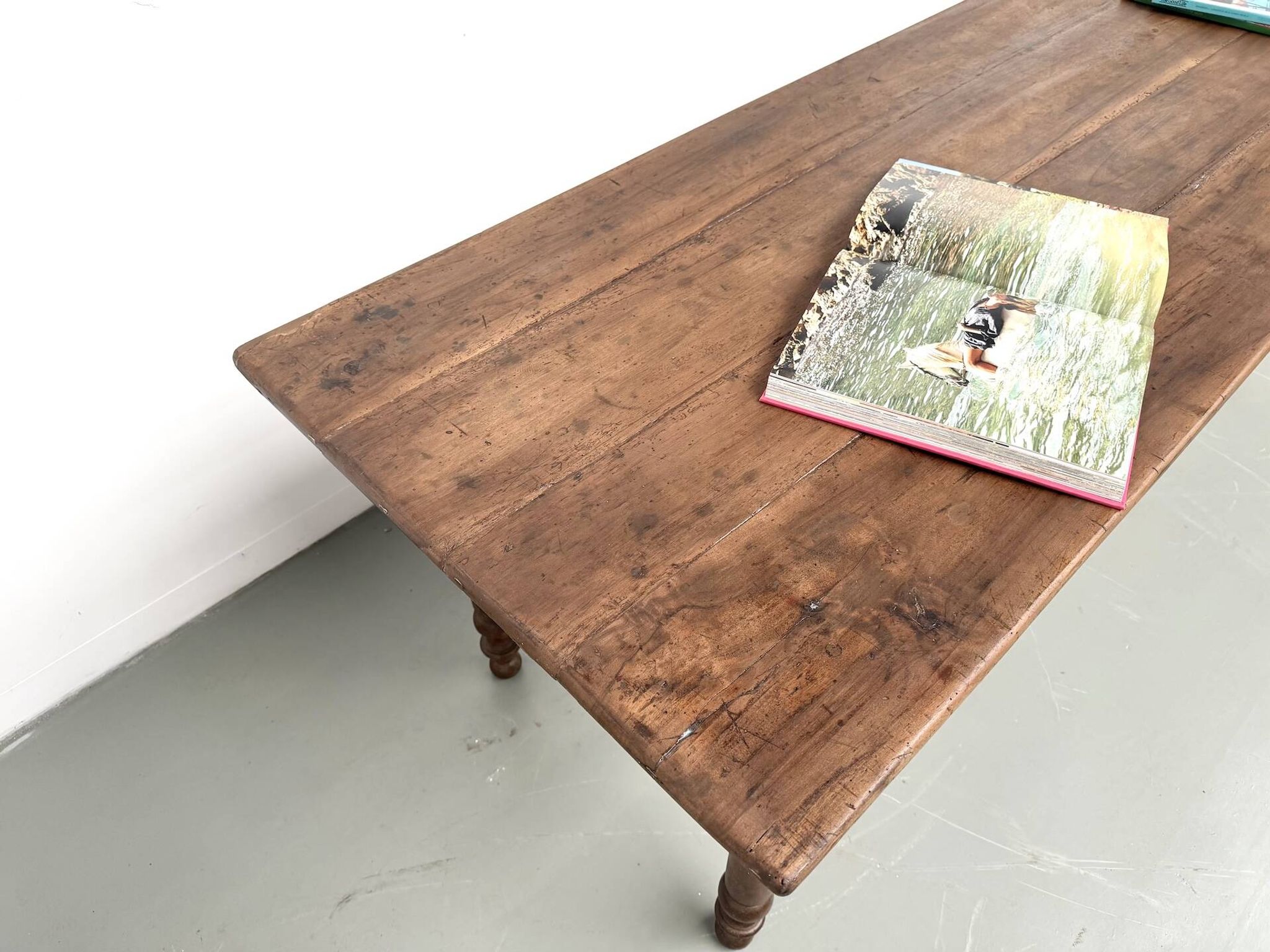 Table de ferme en noyer massif, pieds tournés, 1920