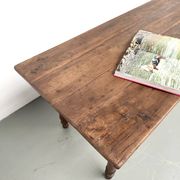 Table de ferme en noyer massif, pieds tournés, 1920
