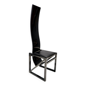 Chaise de la série EDO conçue par l'architecte japonais Kisho Kurokawa dans les années 1980.