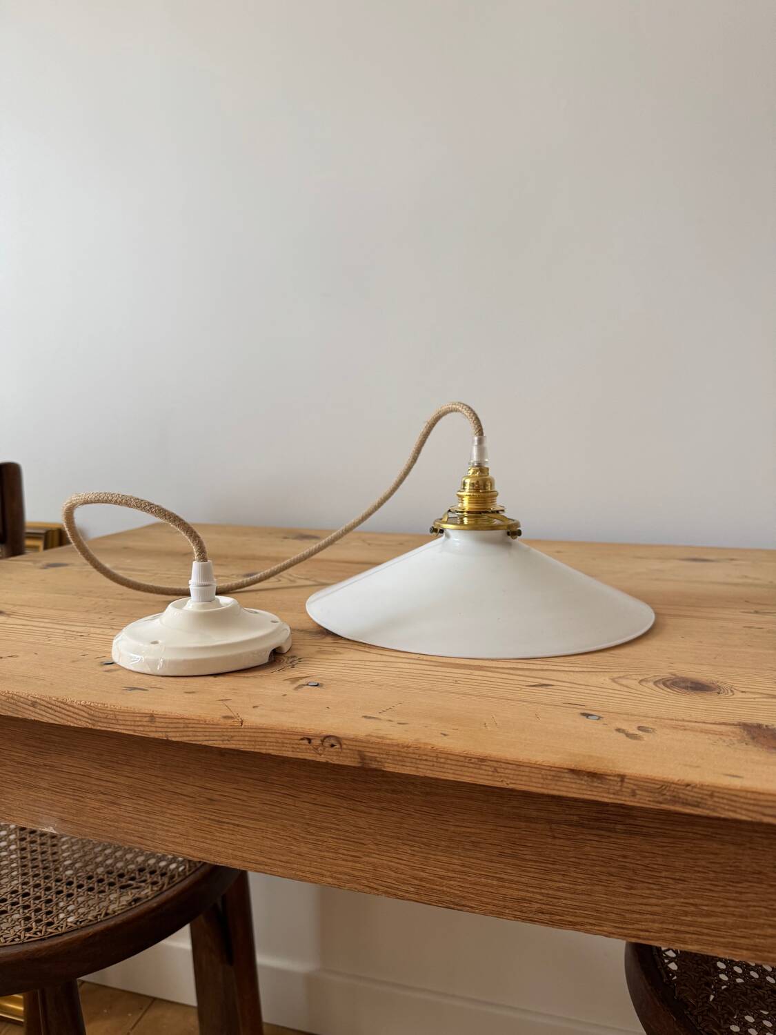 Suspension in white opaline