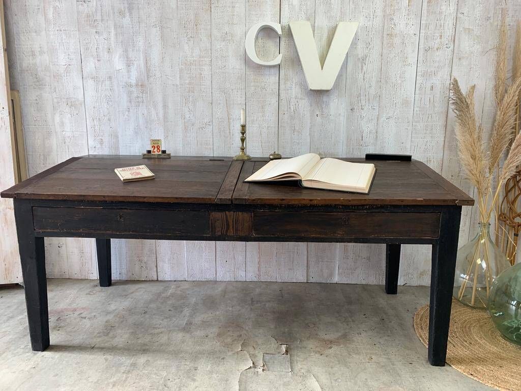 Writing desk/office desk of a notary