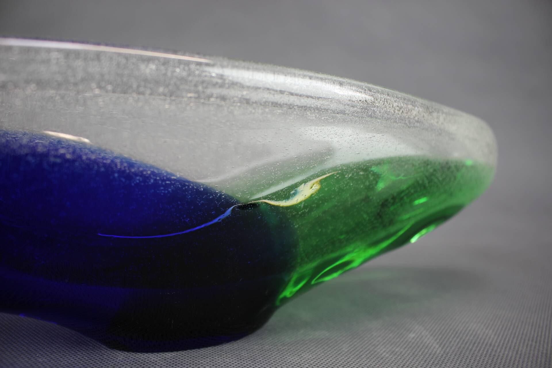 Bol en verre d'art Czechoslovakien Novy Bor bleu et vert, années 1960