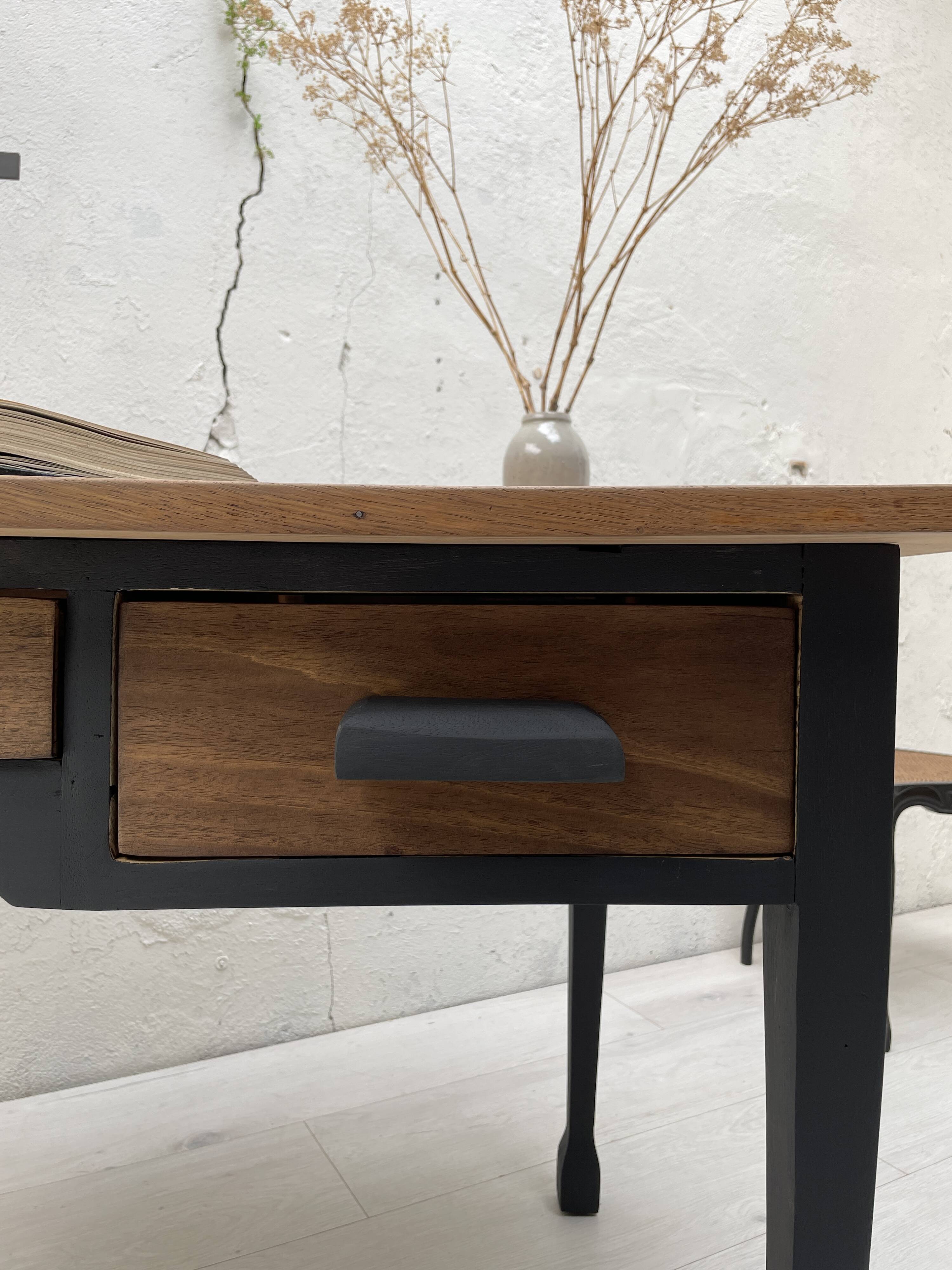 Bureau en bois peint