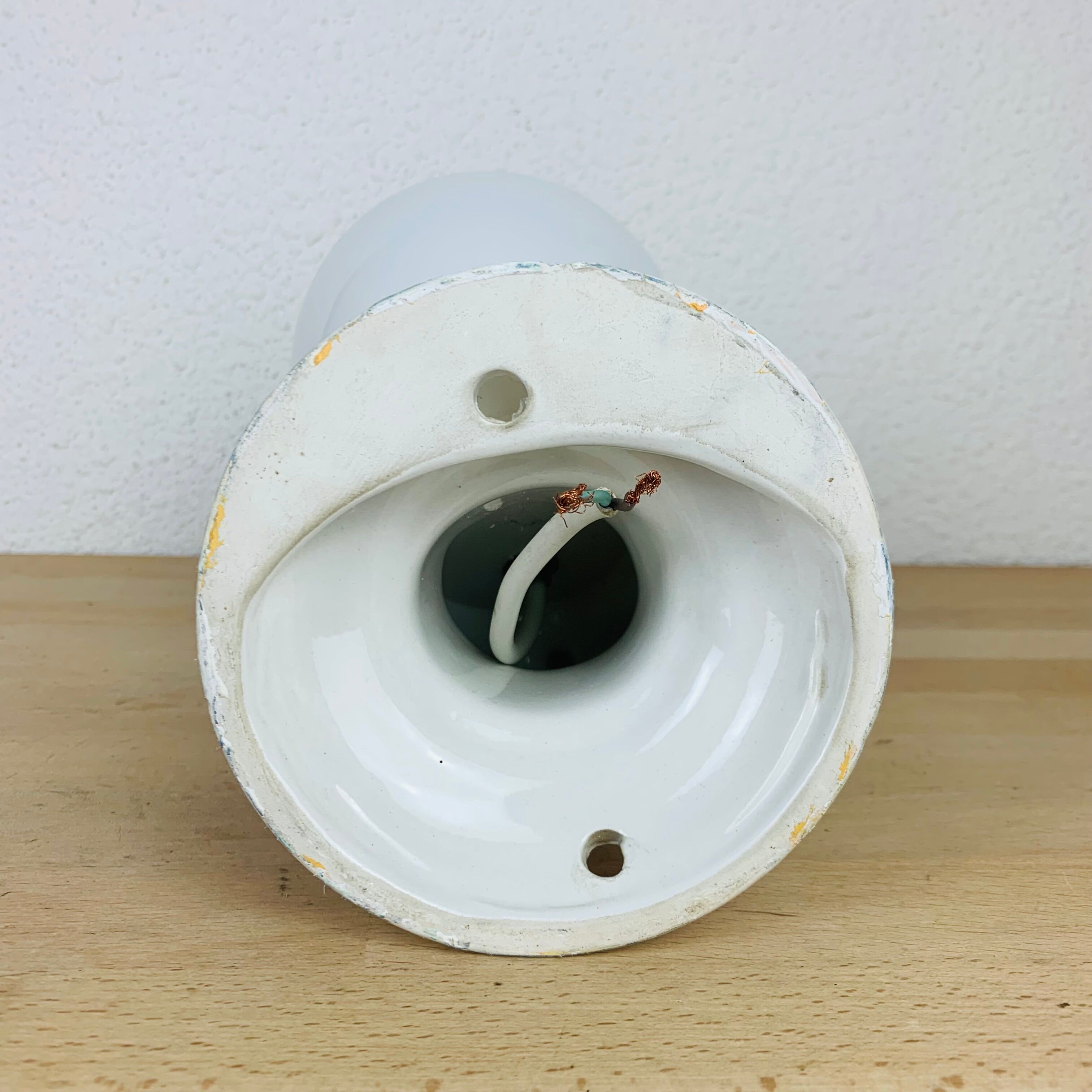 White and opaline ceramic hand wall lamp