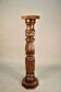 Grande colonne décorative en bois richement sculptée