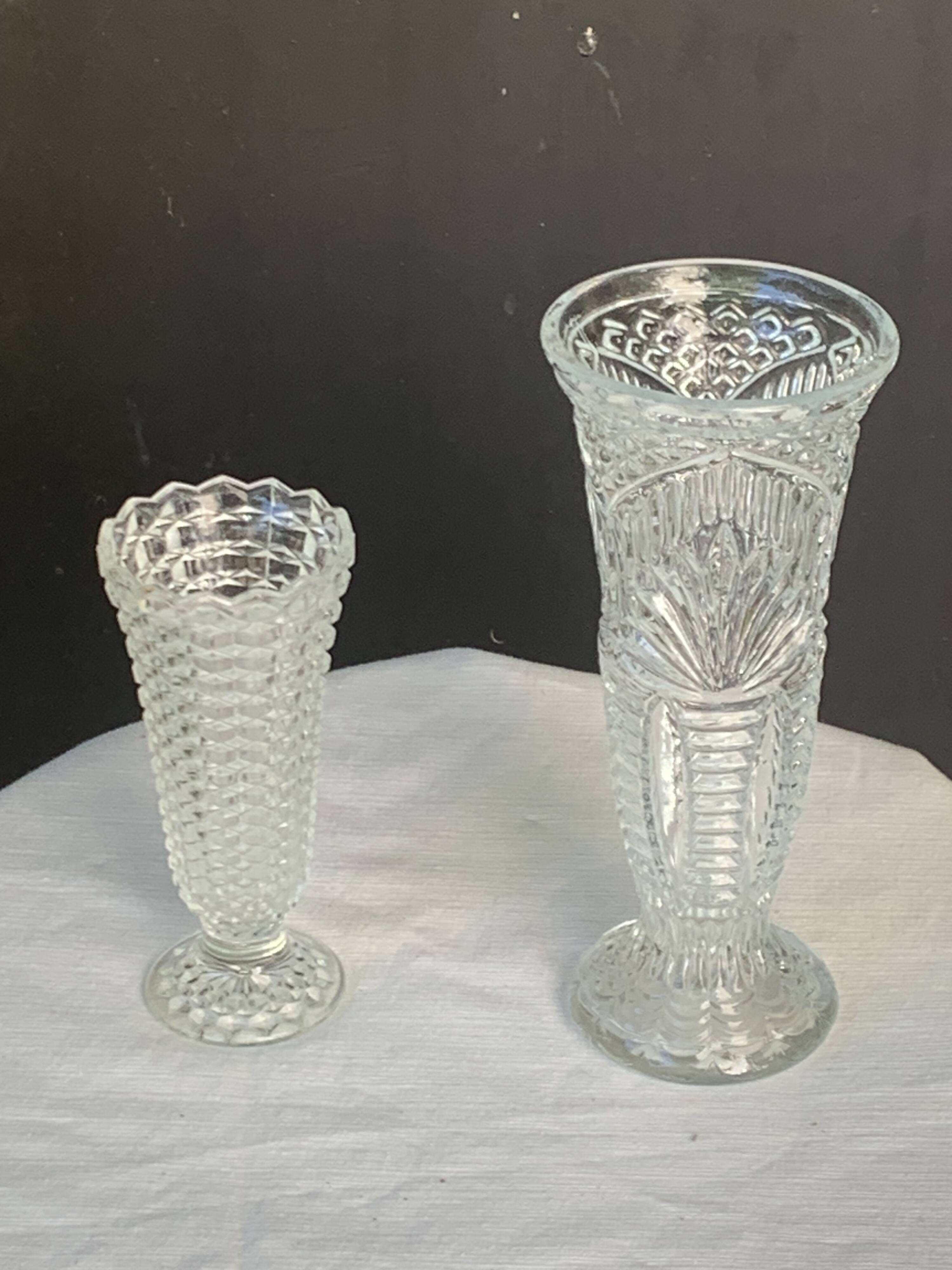 Lot de deux grands vases en verre transparent moule, sur pieds, vintage