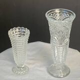 Lot de deux grands vases en verre transparent moule, sur pieds, vintage
