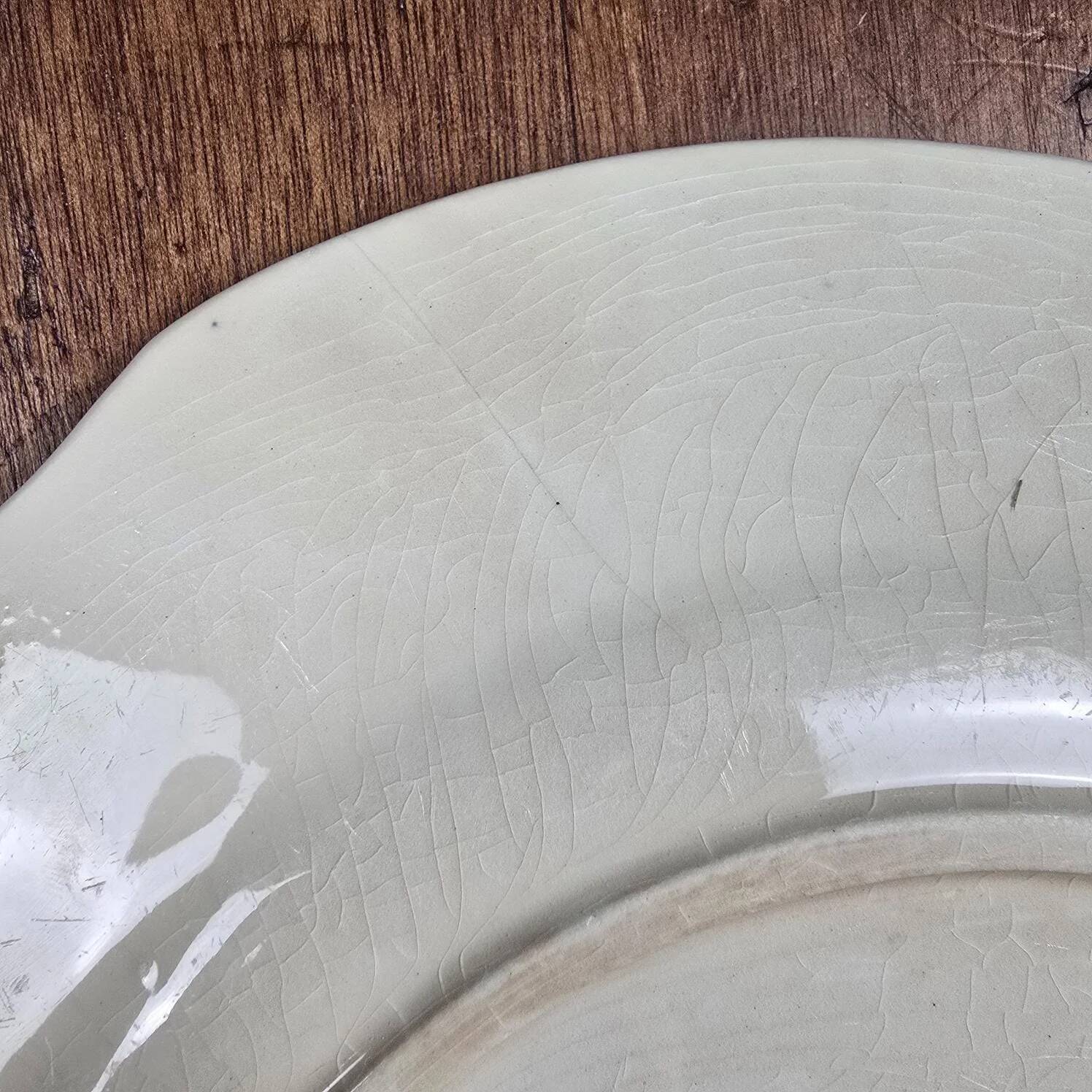 Old Gien plate with carved edges featuring doves and blue flowers, circa 1920-1930.