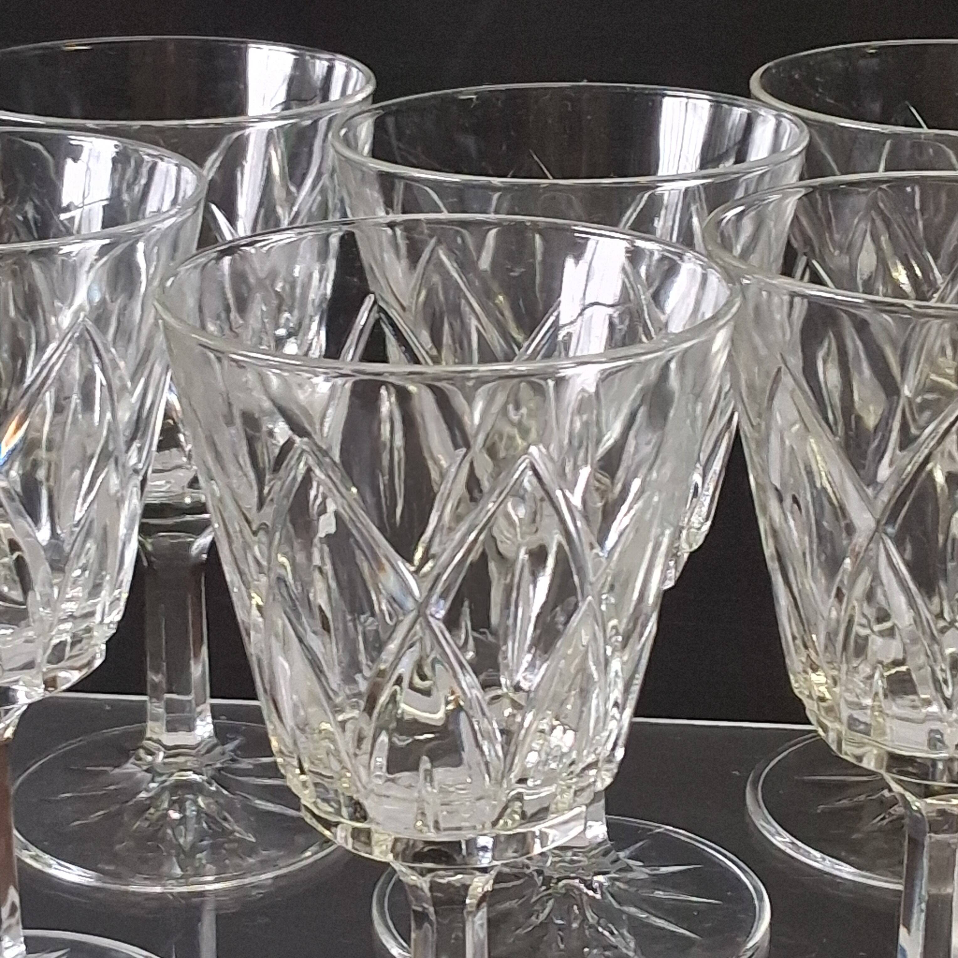 6 large wine glasses in semi-crystal from VMC in good condition.