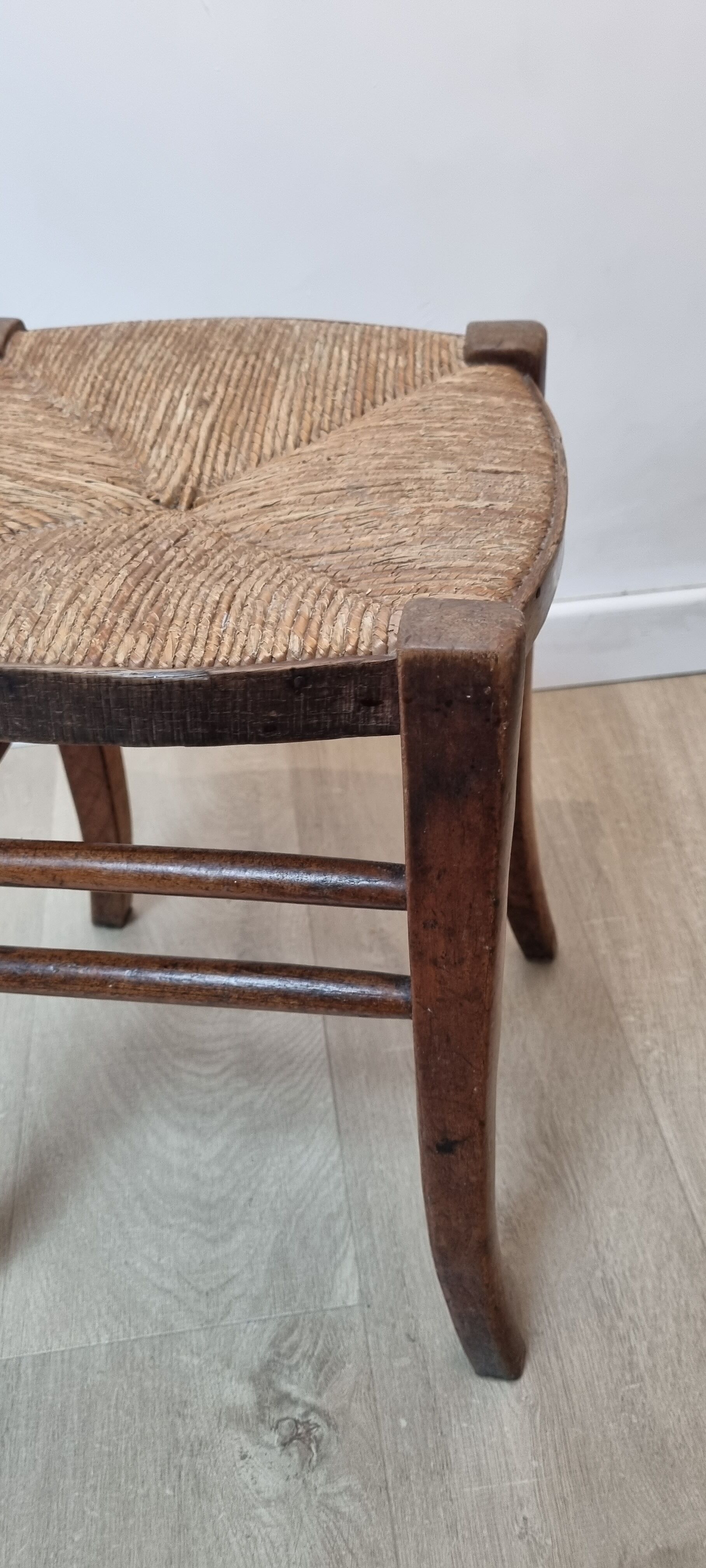 Tabouret ancien en paille et bois