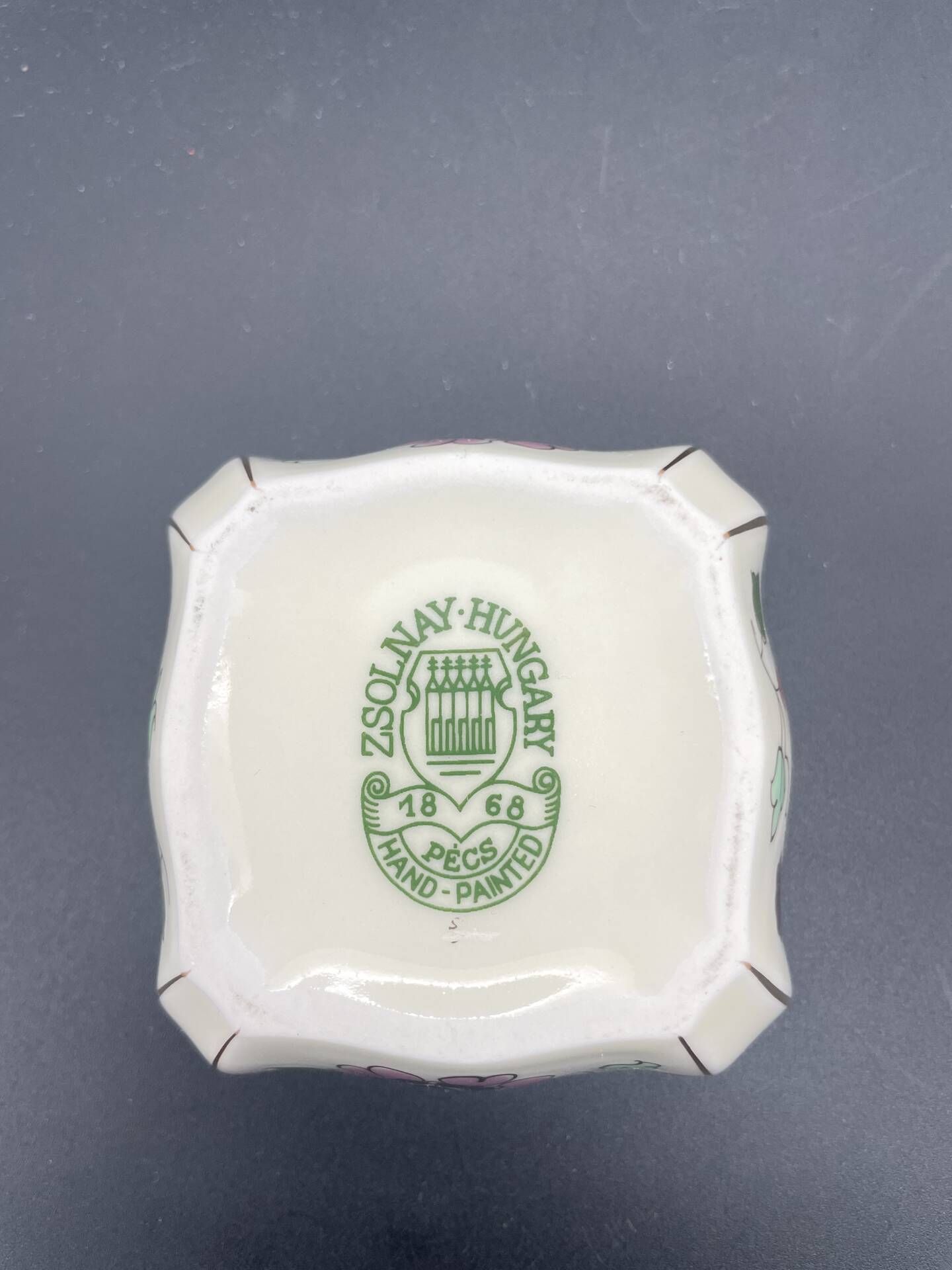 Vintage porcelain jewellery box Zsolnay Pécs, hand-painted, d