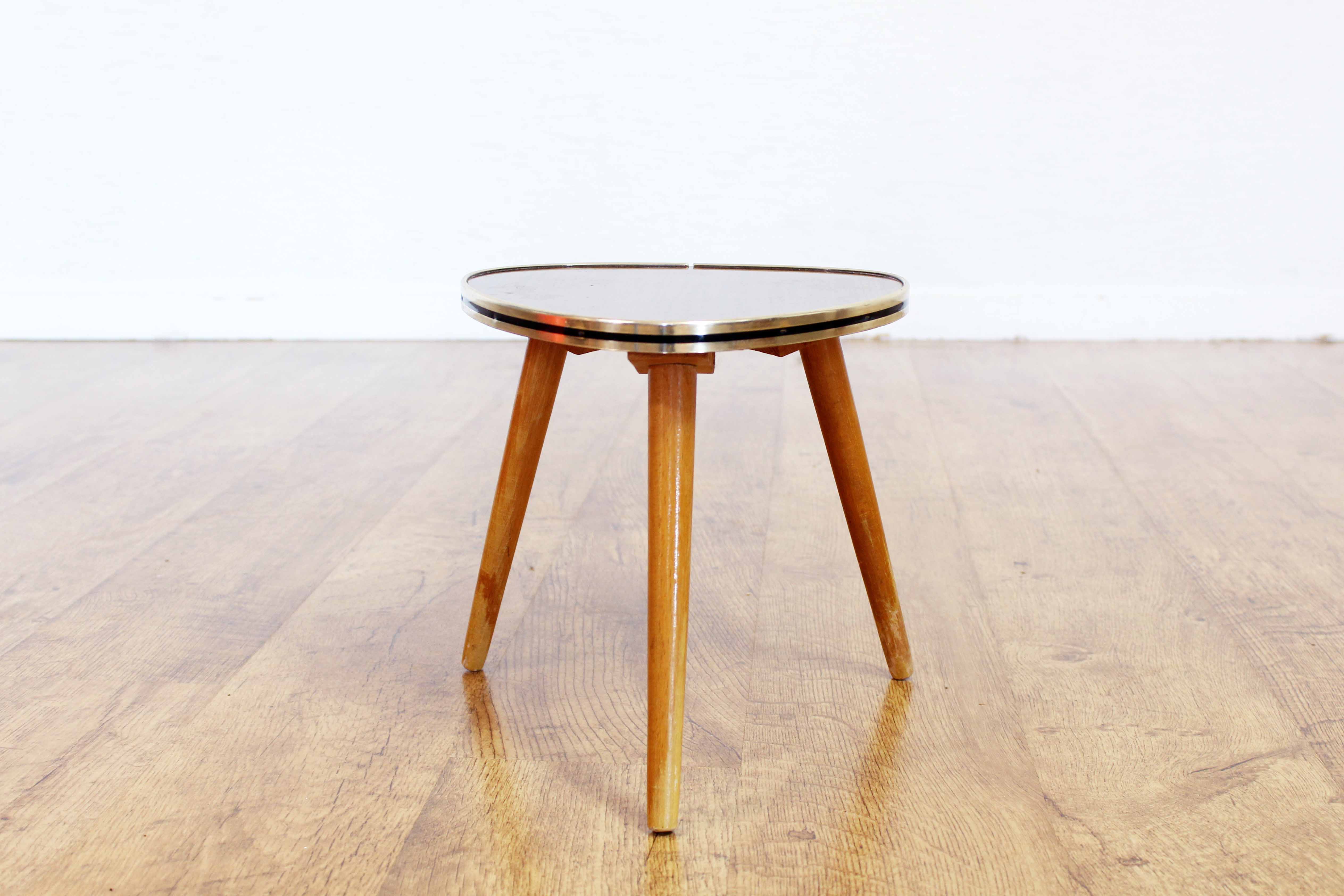 Tripod pedestal tableformica