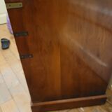 Meuble d'appoint anglais en placage d'if cuir et laiton