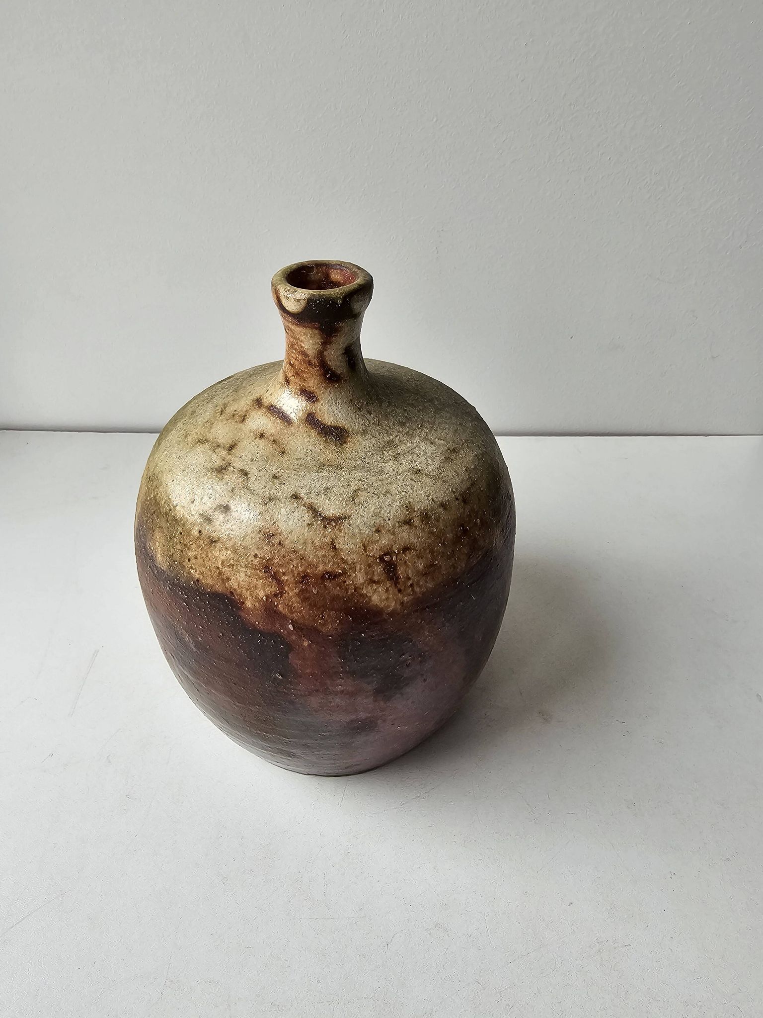 Vase boule en céramique signé Anthony Pitot