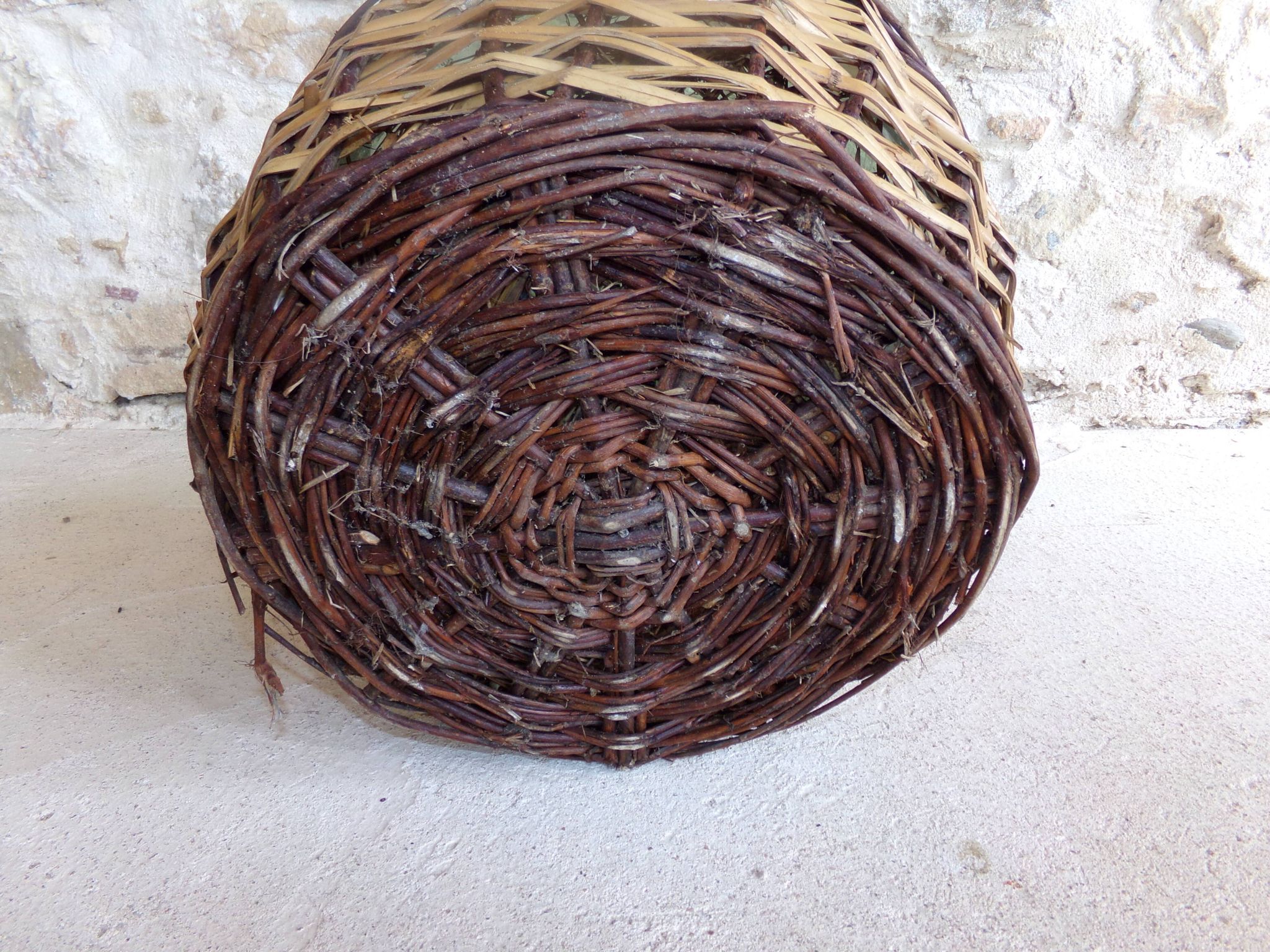 Dame-jeanne dans son panier
