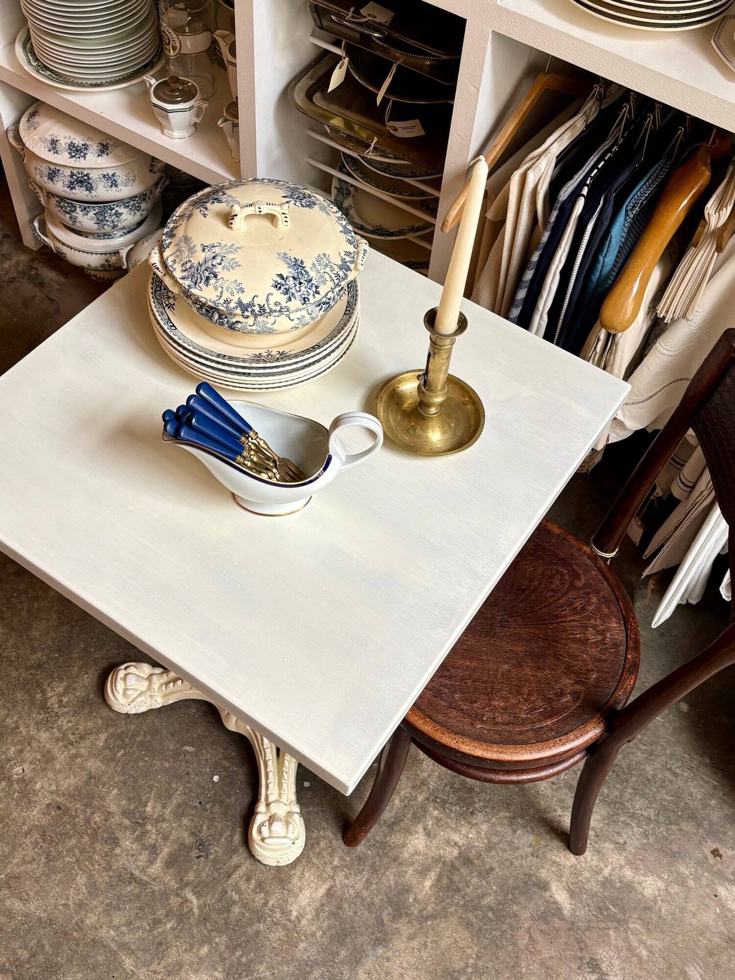 Bistro table in beige cast iron and ecru wood