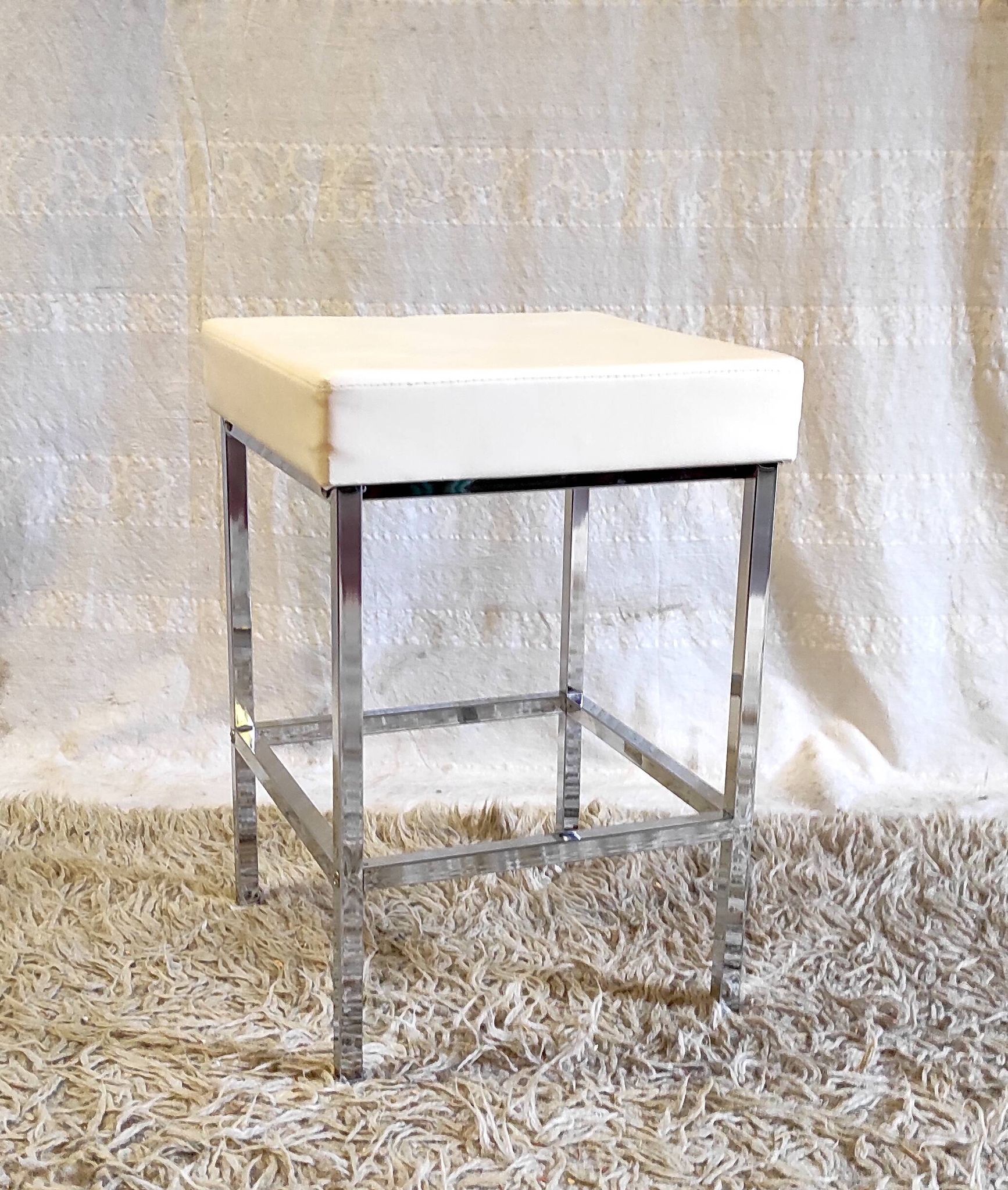 Tabouret design en métal chromé et similicuir blanc - mid. XXème