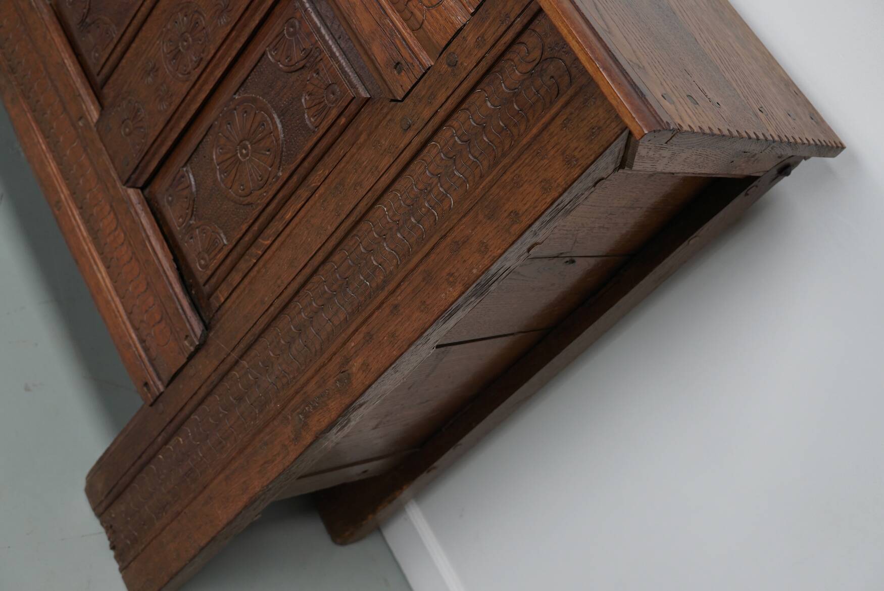 Commode / table d'appoint en chêne sculpté hollandais du milieu du XVIIIe siècle