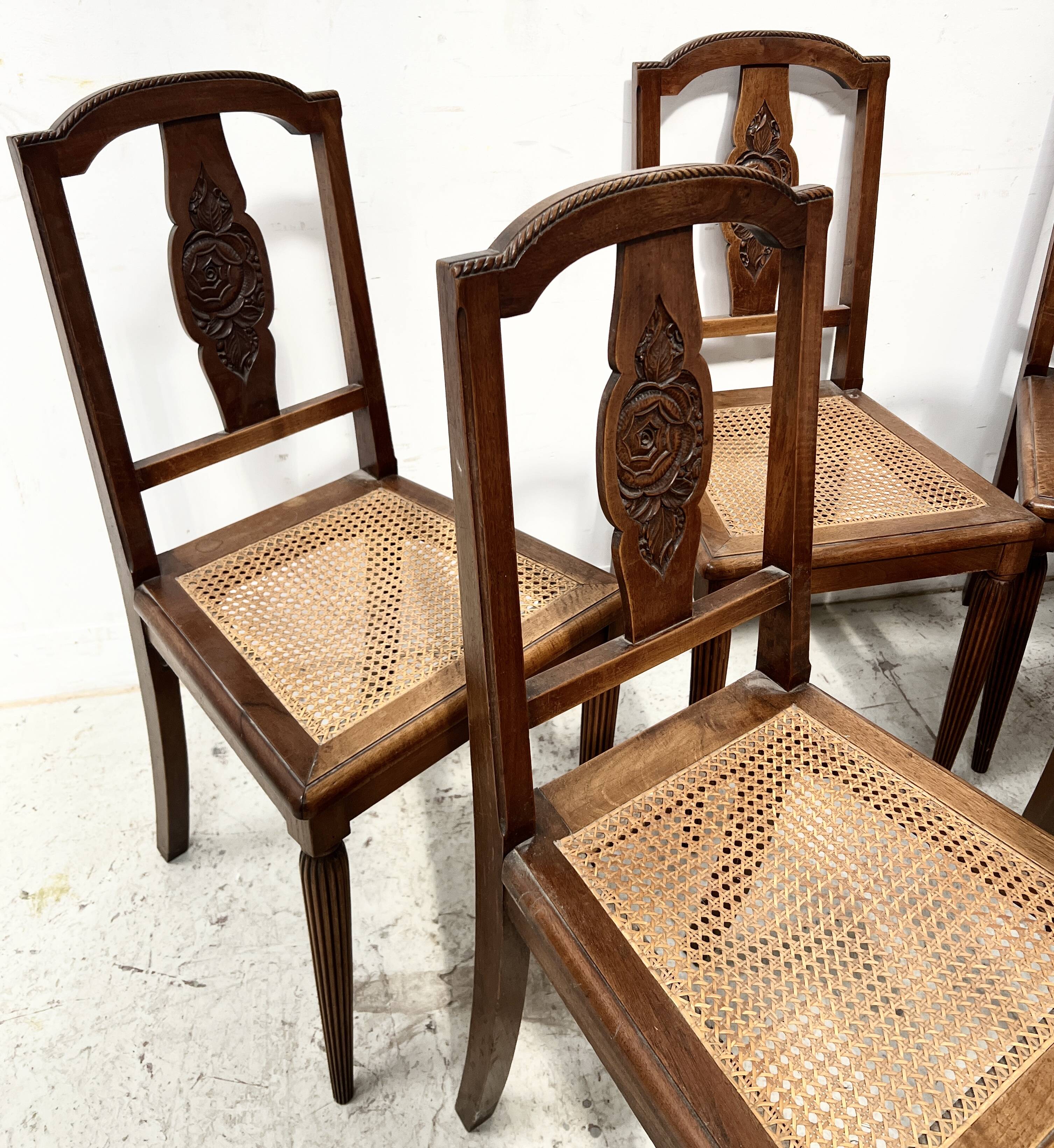 Art Deco table and six chairs in solid walnut, 20th century.
