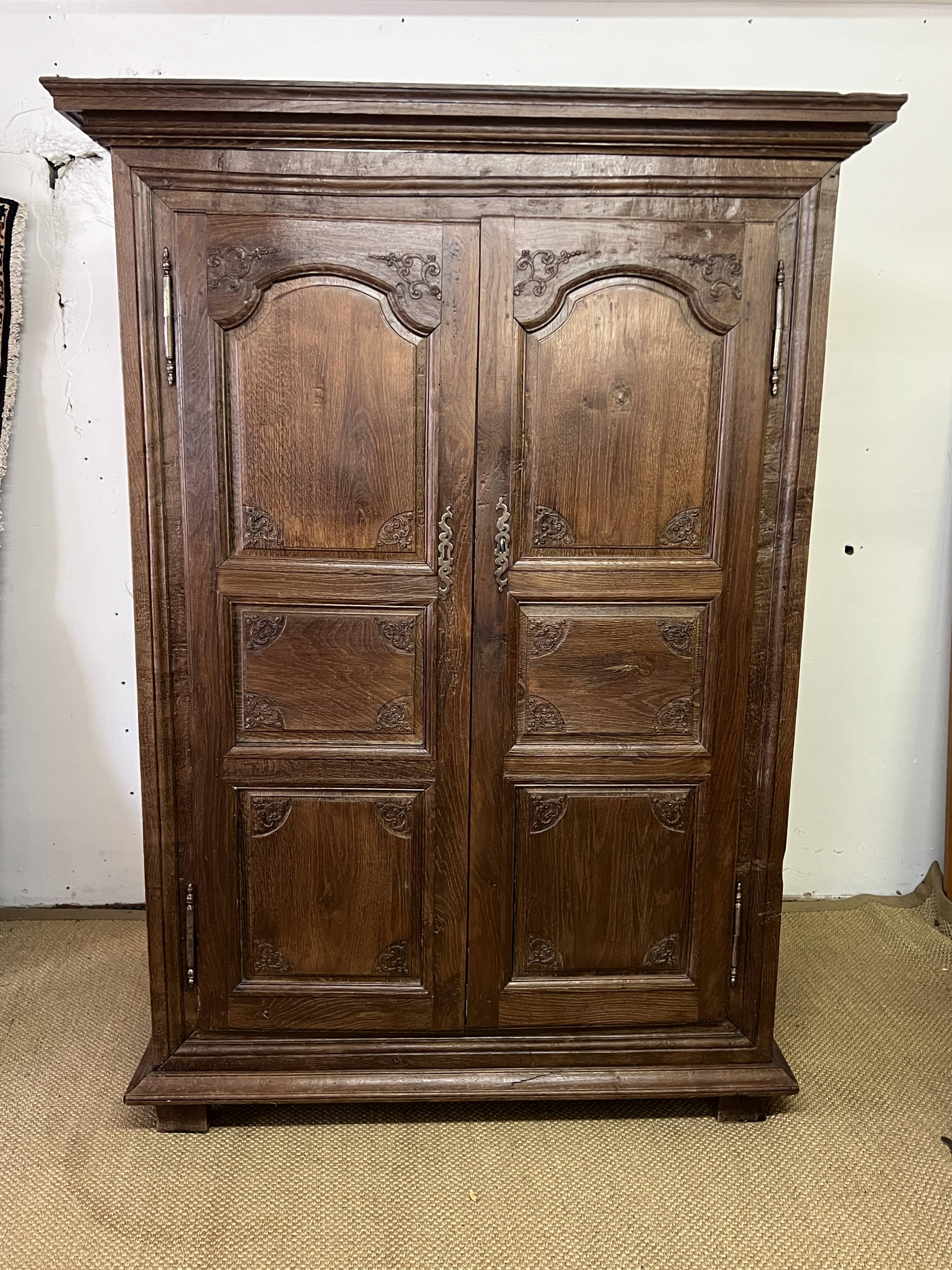 Armoire Louis XV en bois sculpté du XVIIIè siècle