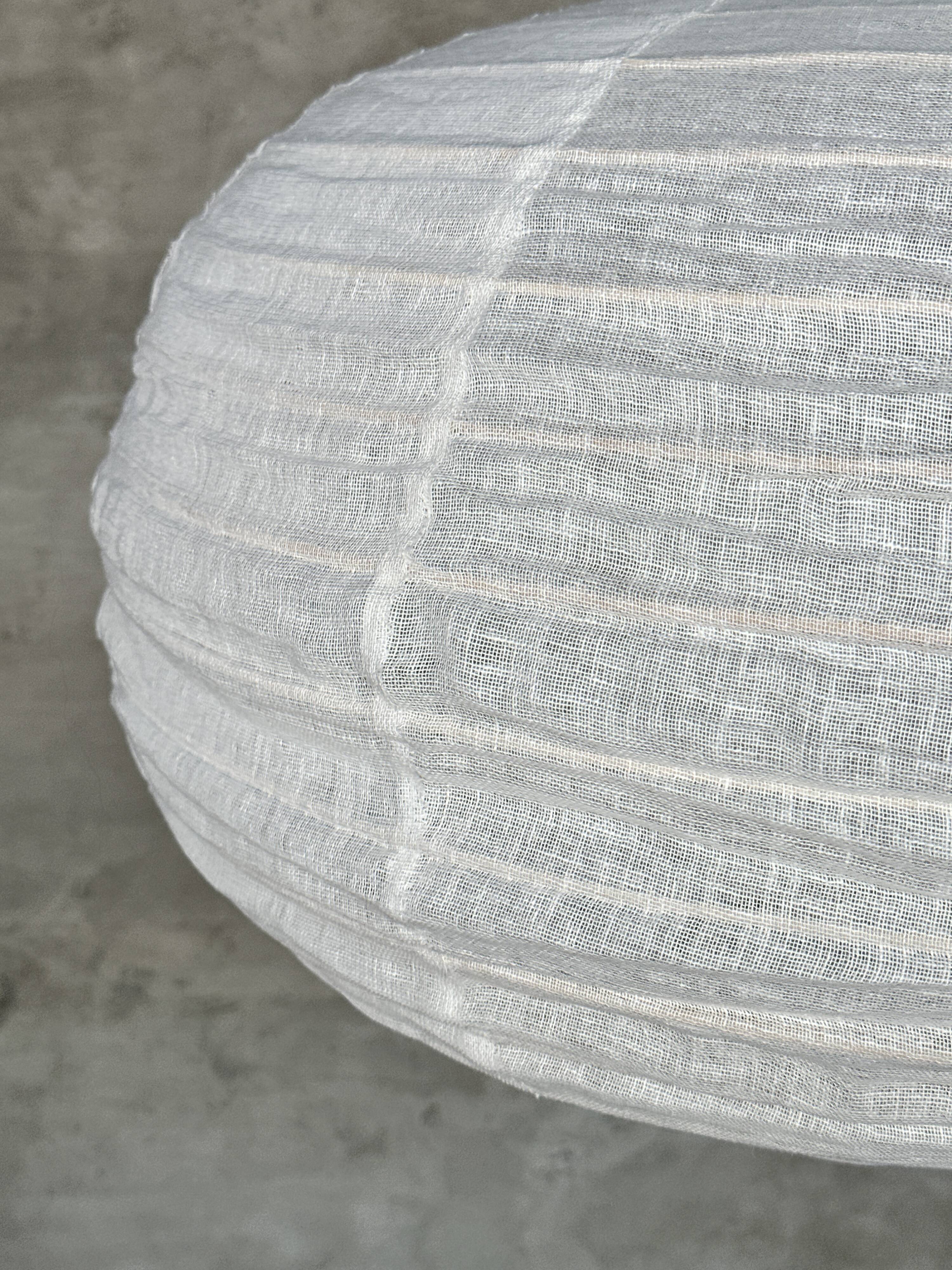 Moyenne suspension en rotin et lin naturel japonisante ronde aplatie (Labu) H35 D60