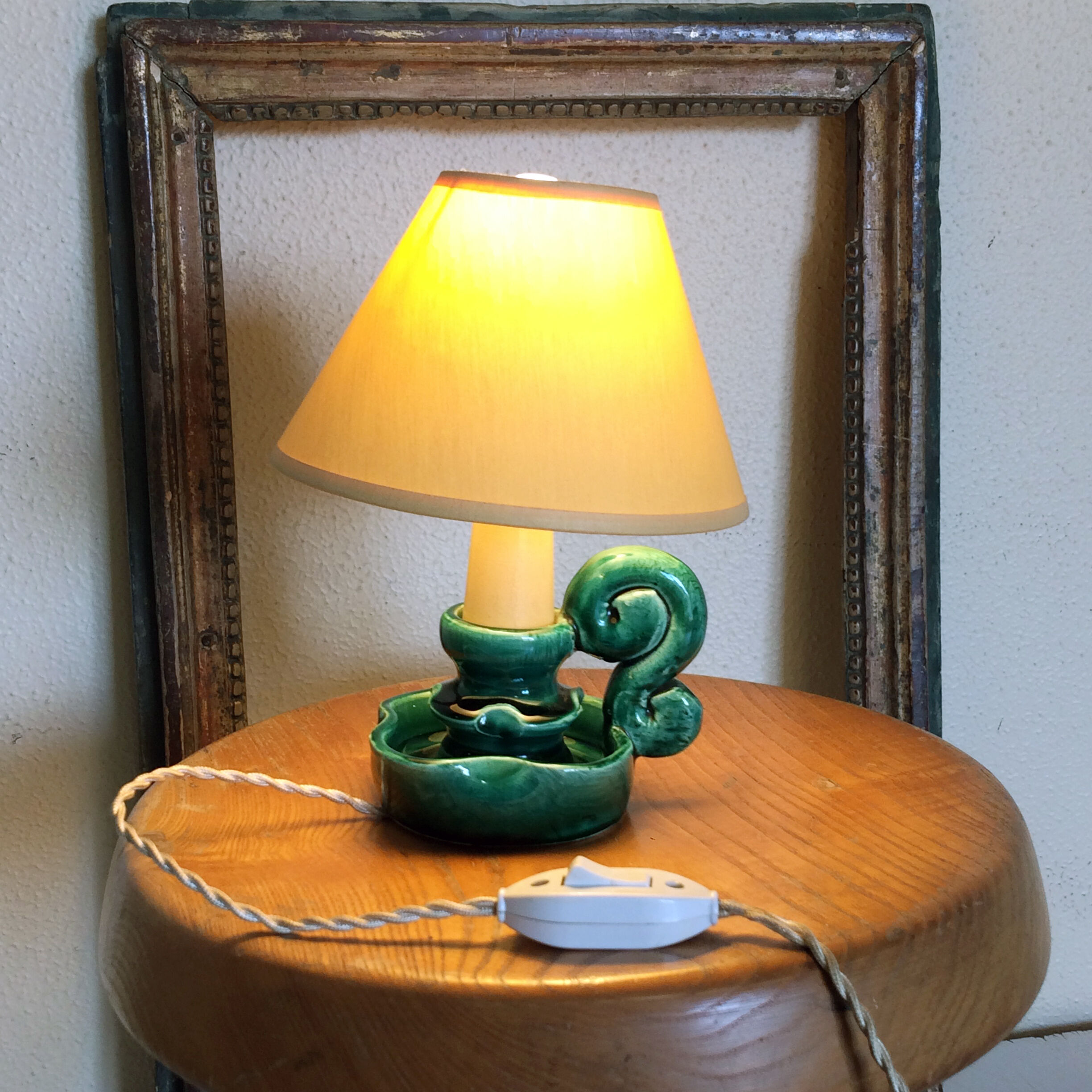 Ceramic candlestick-shaped lamp to lay