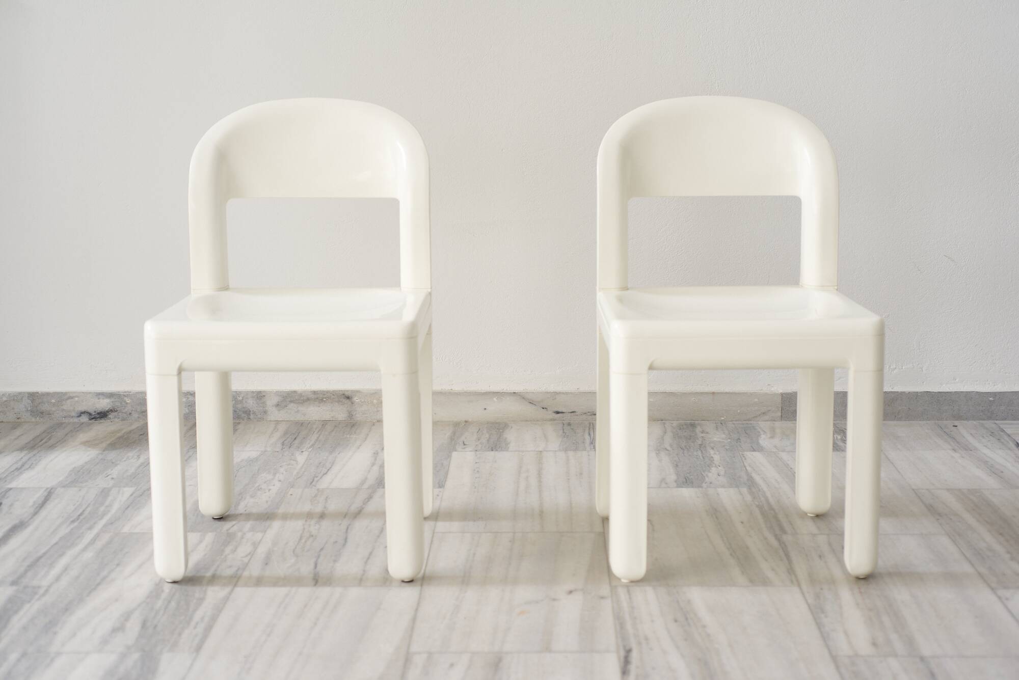 Space Age ‘Joint’ chairs designed by Luigi Massoni and Dino Pelizza for Guzzini