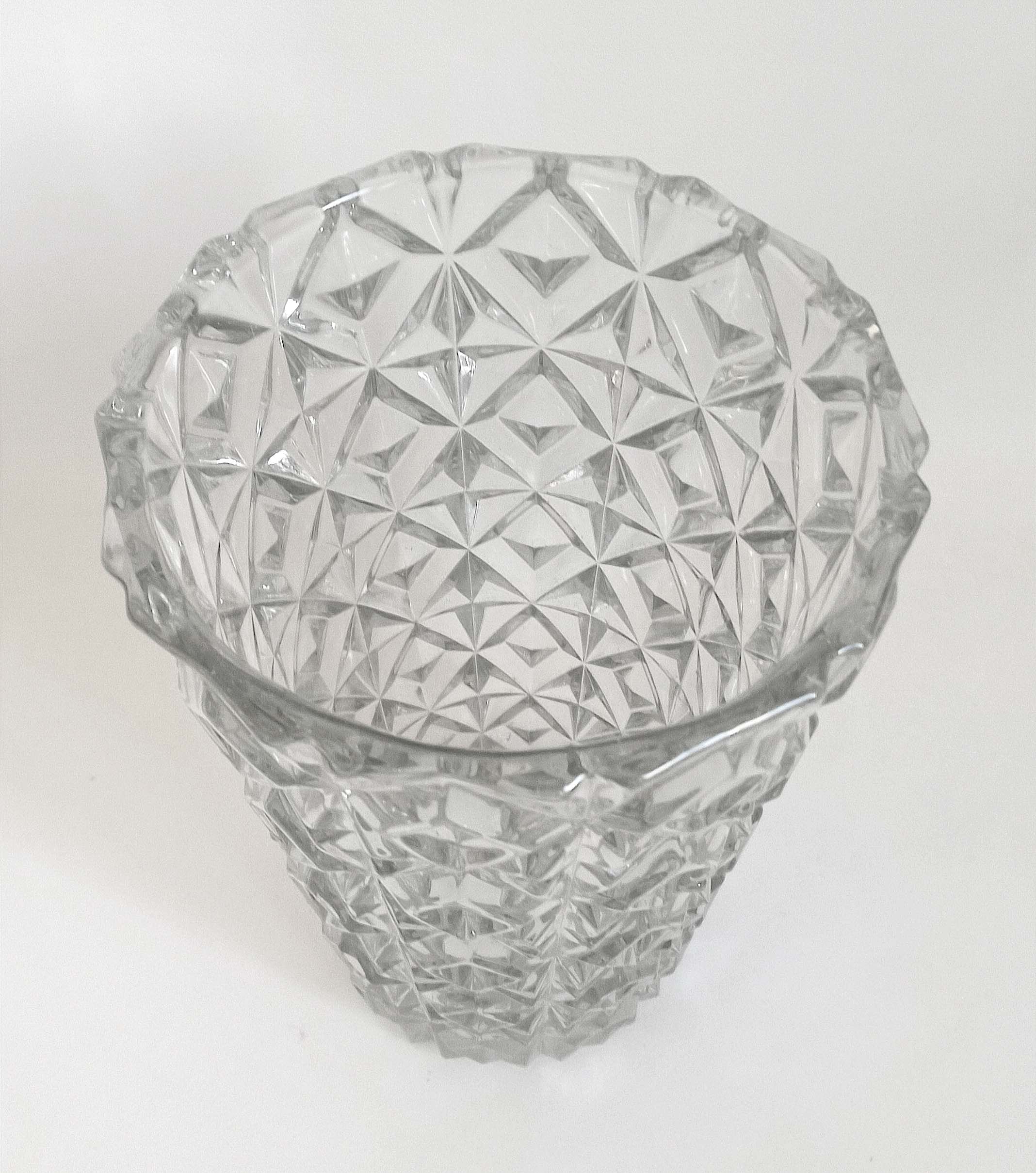 Vase en verre pressé moulé années 60 Hauteur 30 cm