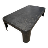 Table basse industrielle en métal riveté vers 1920 – patine noire