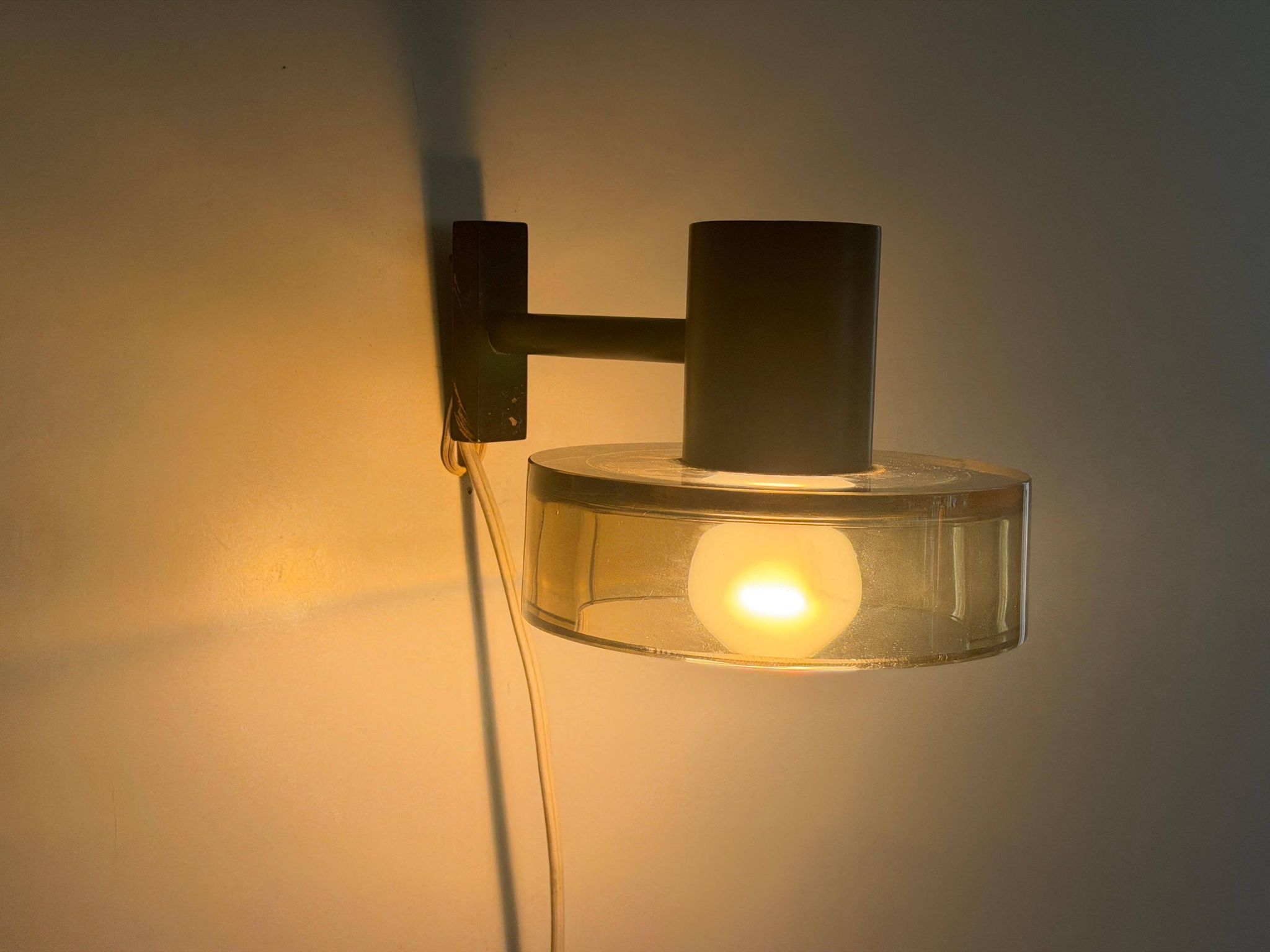 Simple wall light in glass and yellow-brown metal by Seguso, 1950s, Italy.