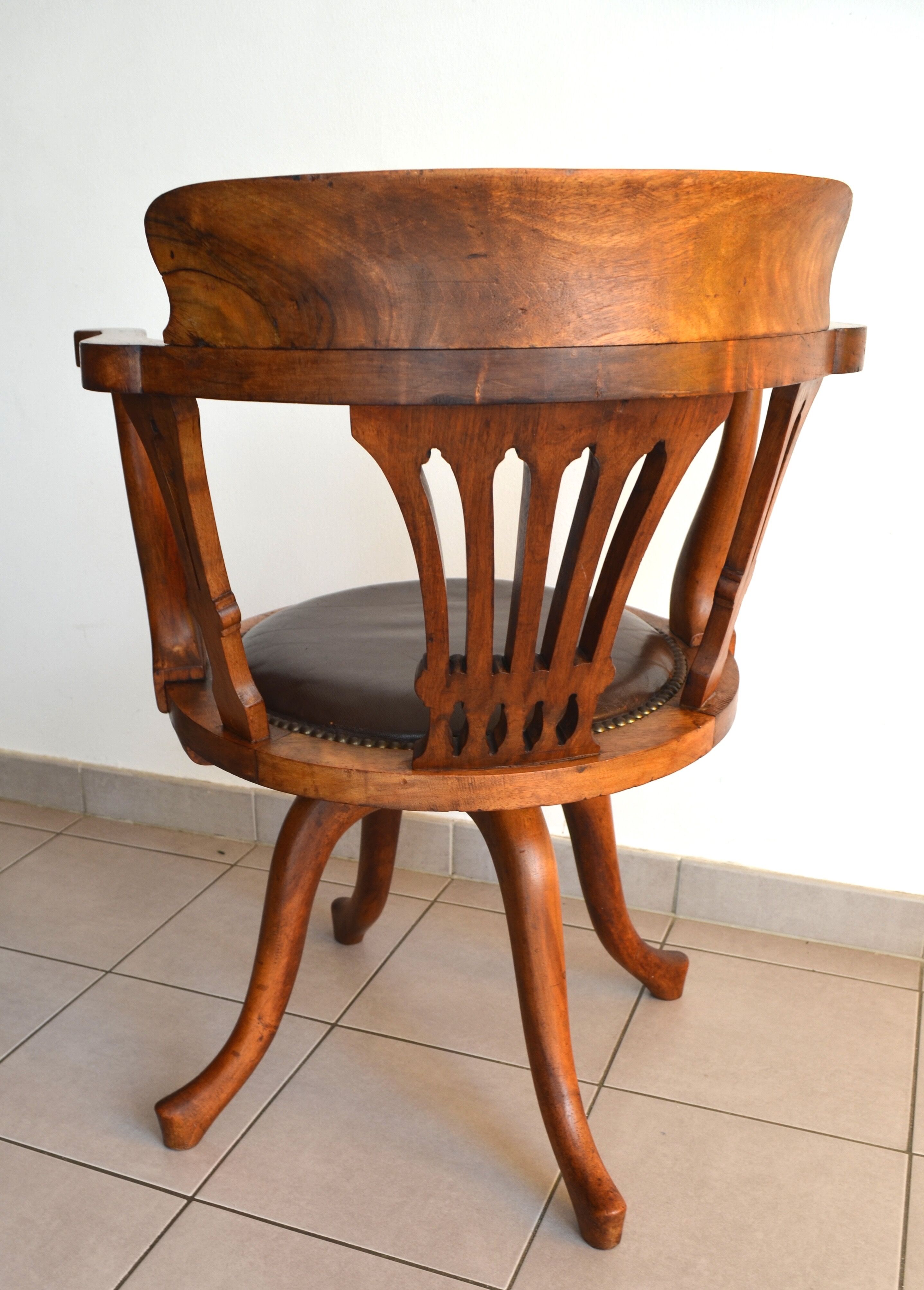 Swivel american office armchair