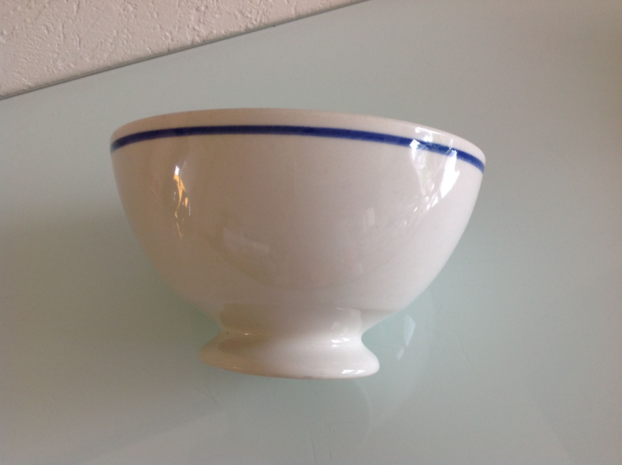 Bol blanc à liseré bleu en porcelaine de Gien