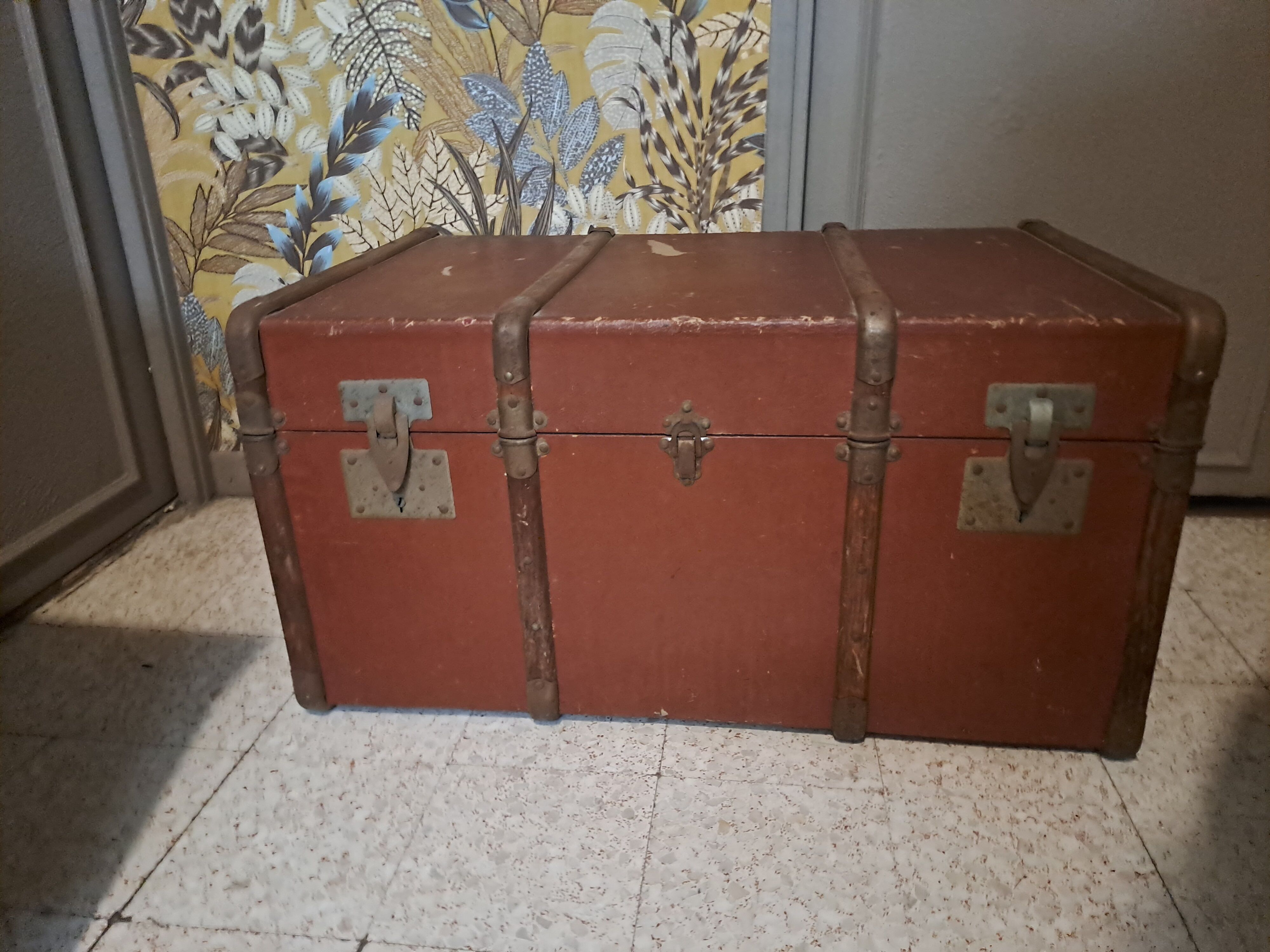 Vintage vintage old travel trunk dating from the 1920s/1940s