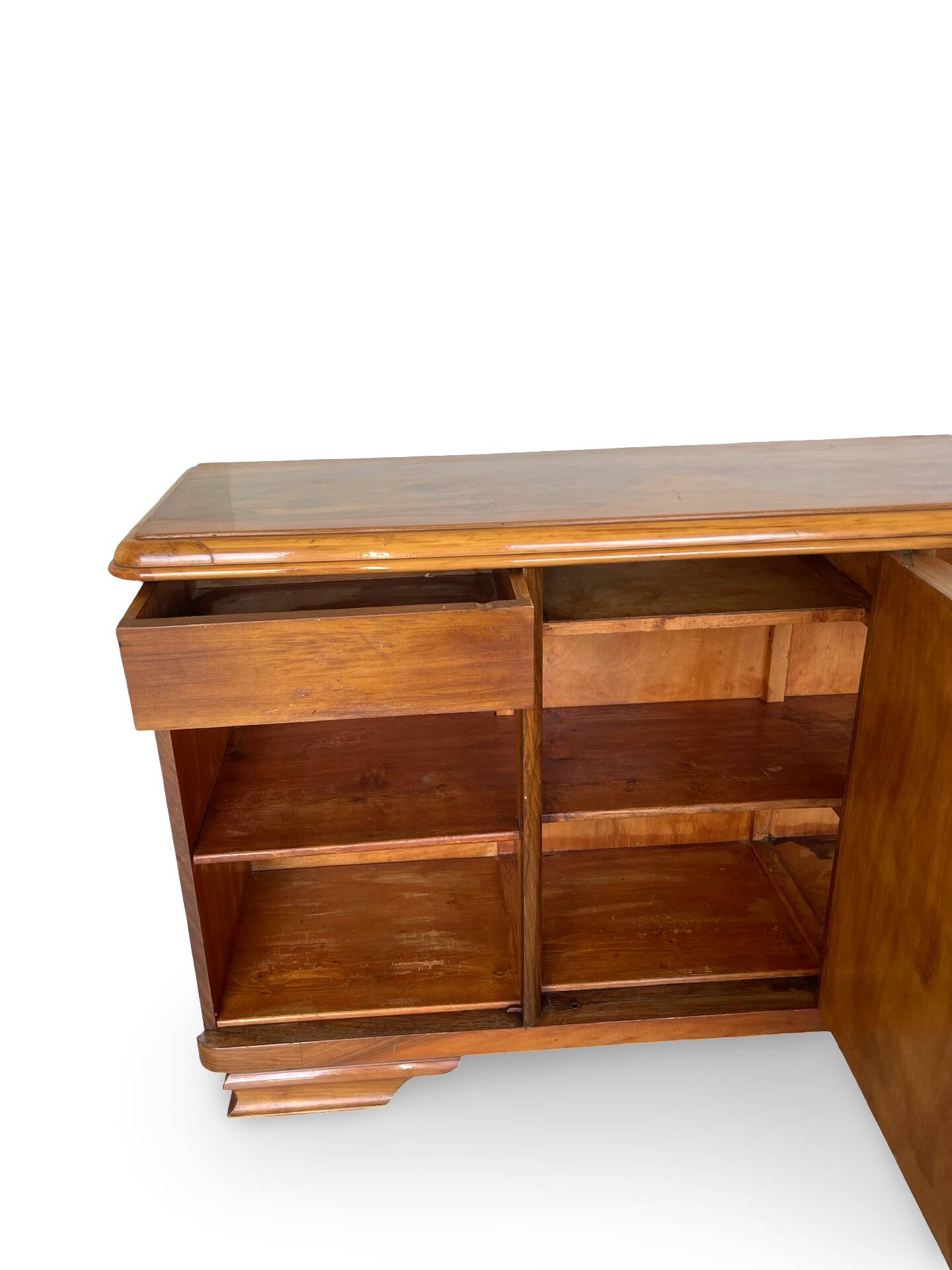 Italian Art deco burl walnut sideboard, of great quality.